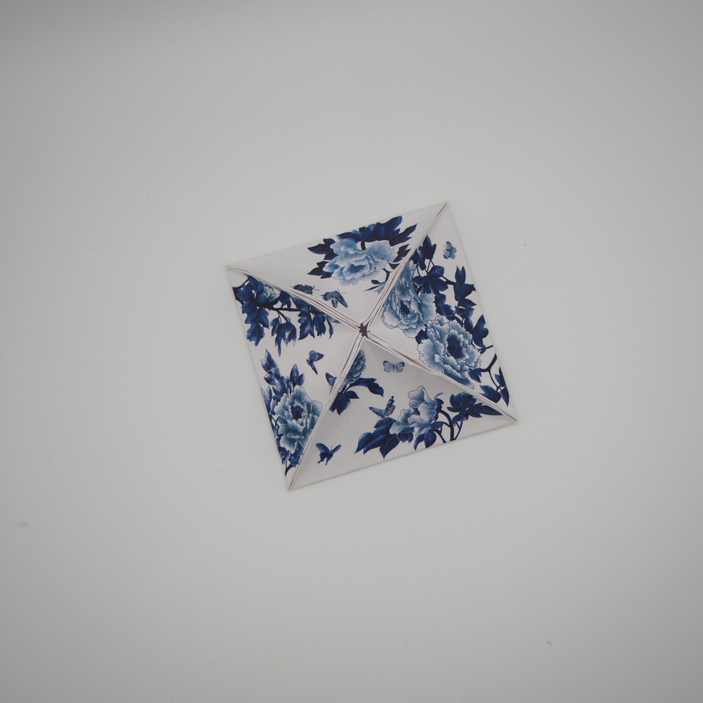 Carte de place origami en porcelaine bleue et blanche sur mesure, porte-cartes nominatives