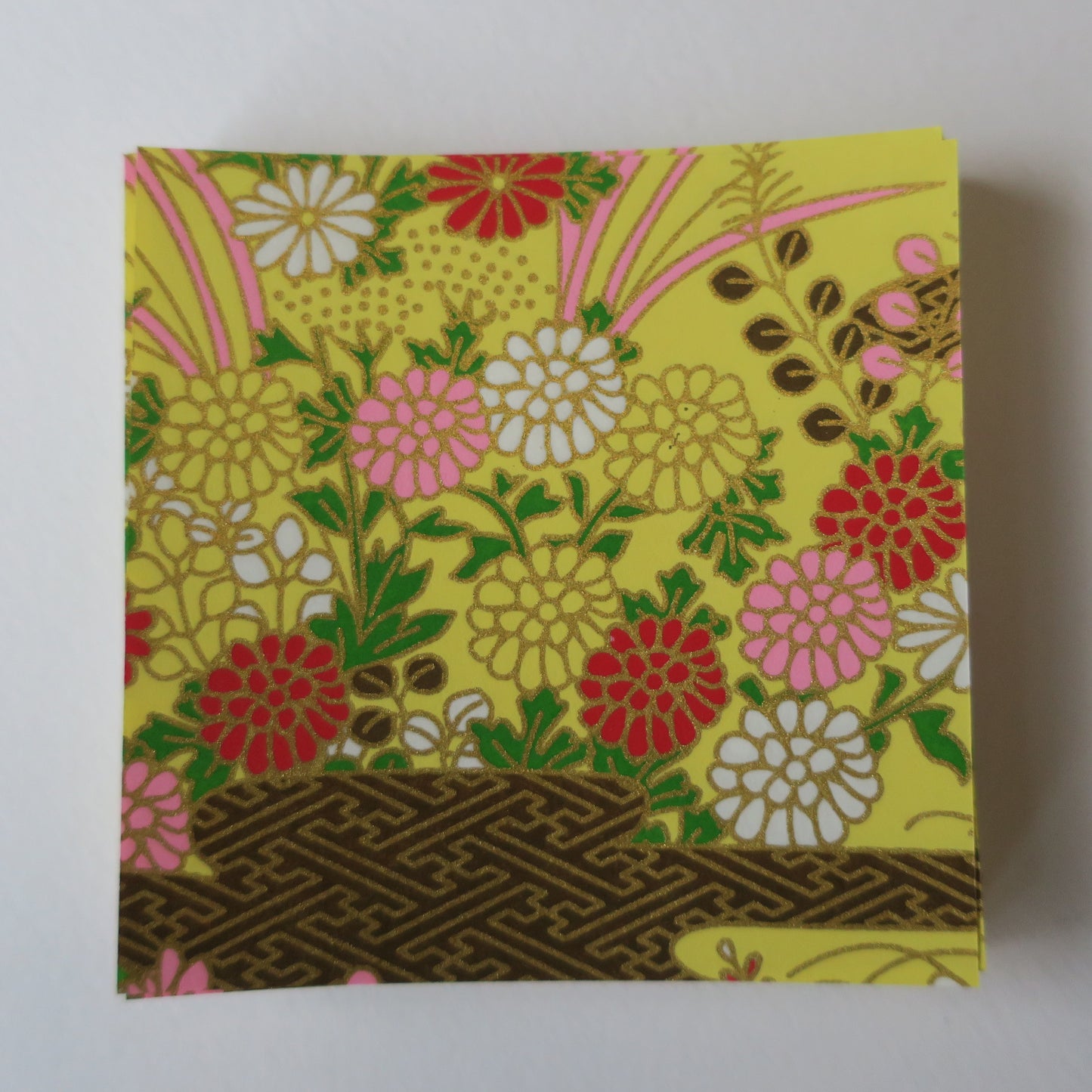 Paquet de 100 feuilles de papier origami Yuzen Washi 7x7 cm HZ-206 - Jardin de chrysanthèmes