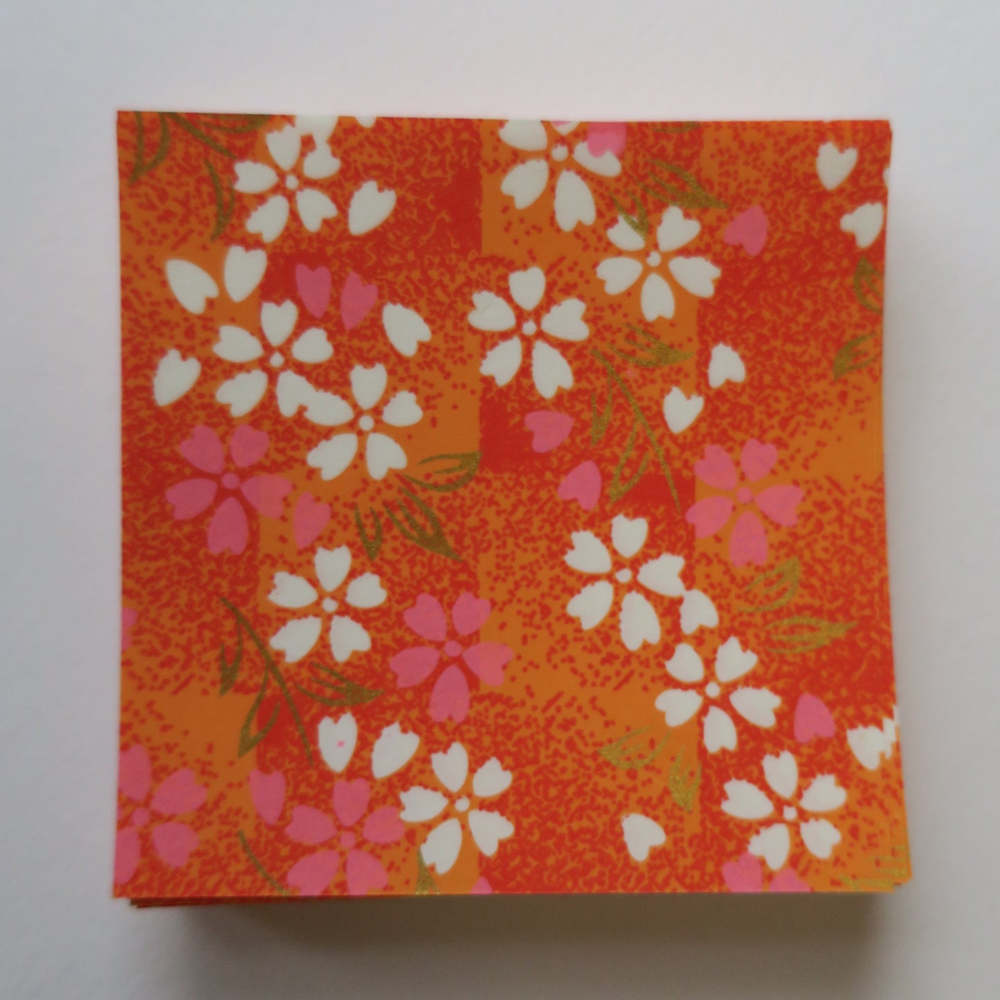 Paquete de 100 hojas de papel Yuzen Washi Origami de 7x7 cm HZ-342 - Tono naranja flor de cerezo