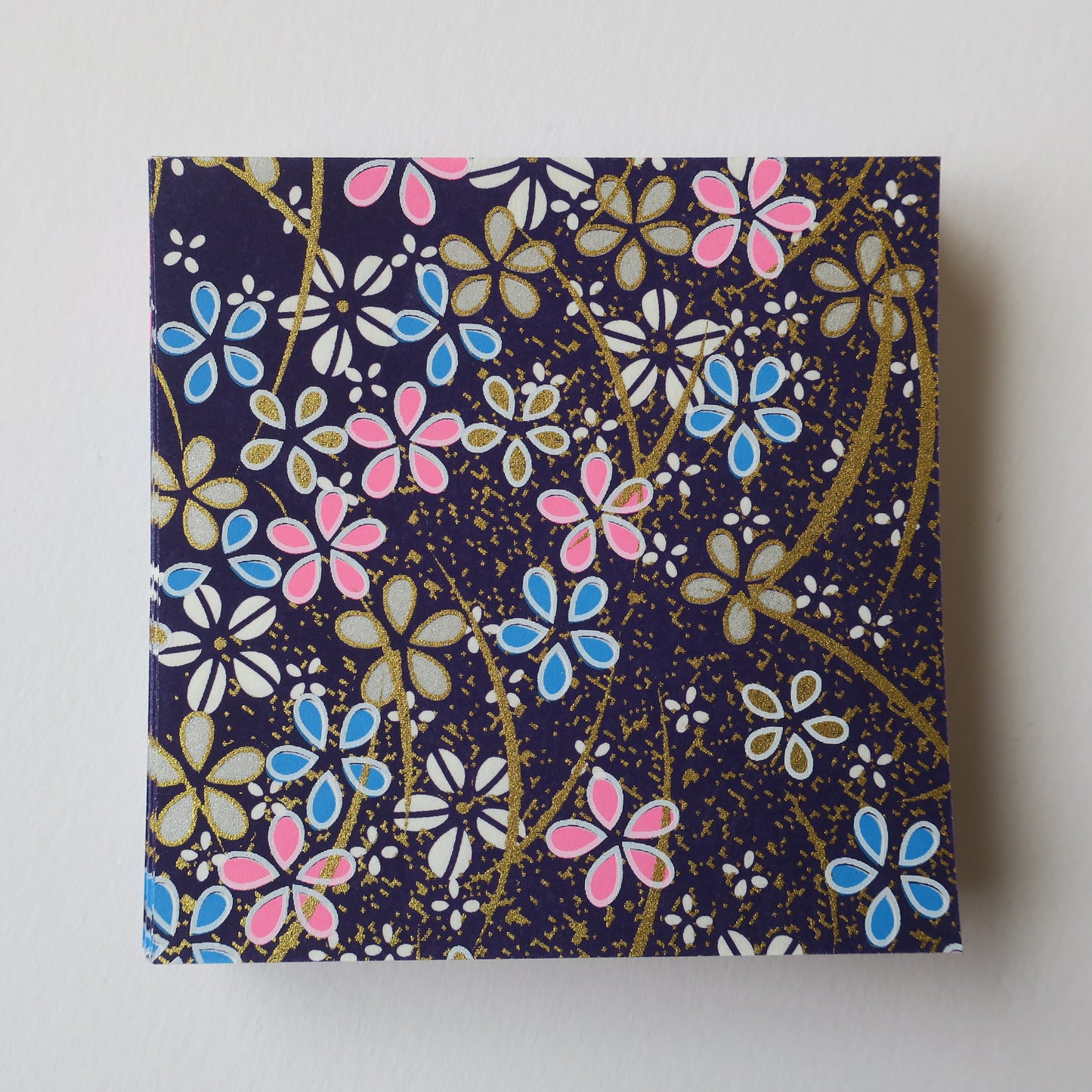 Paquet de 100 feuilles de papier origami Yuzen Washi 7x7 cm HZ-468 - Fleurs de cerisier et herbes bleu rose