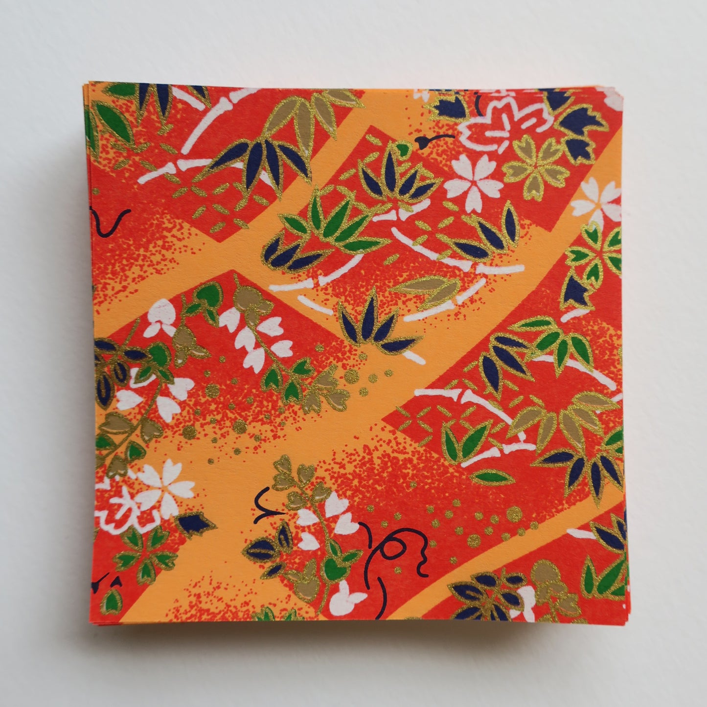 Paquet de 100 feuilles de papier origami Yuzen Washi 7x7 cm HZ-476 - Fleur de cerisier et chaîne de poids Orange