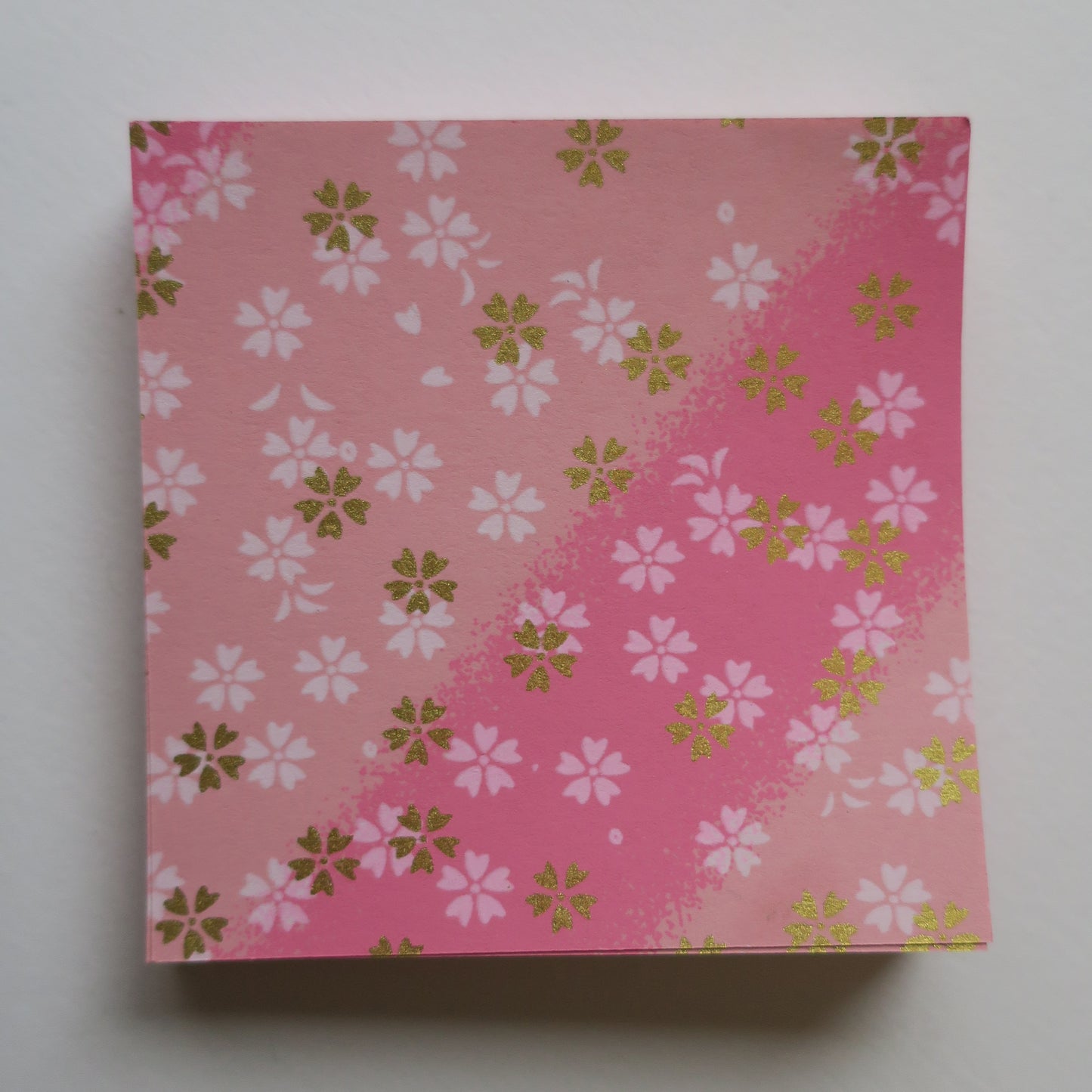 Paquet de 100 feuilles de papier origami Yuzen Washi 7x7 cm HZ-514 - Petites nuances roses de fleurs de cerisier