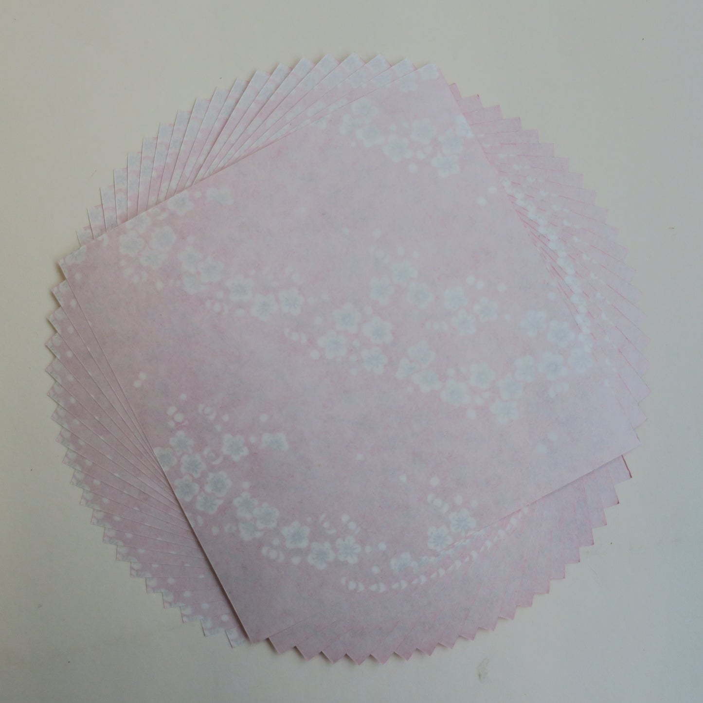 Paquet de 20 feuilles de papier origami Yuzen Washi 14x14 cm HZ-400 - Vague de fleurs rouges