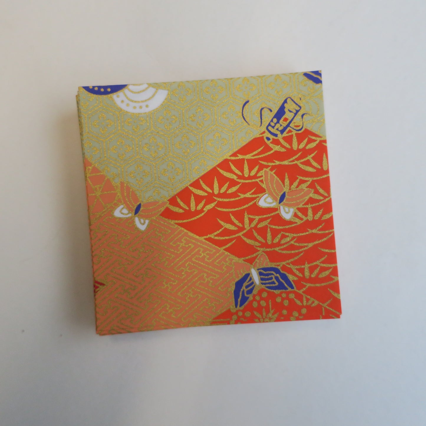 Paquet de 100 feuilles de papier origami Yuzen Washi 7x7 cm HZ-269 - Papillons et géométriques mixtes
