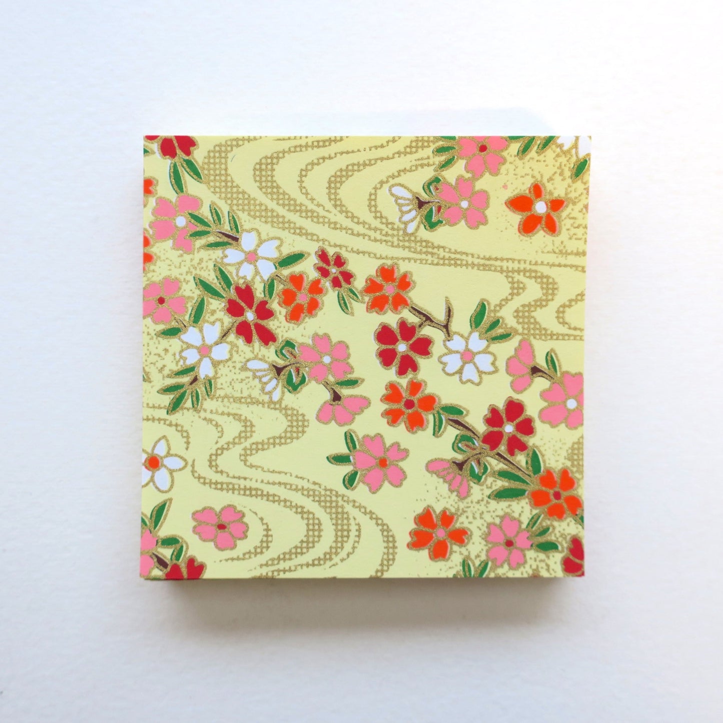 Paquet de 100 feuilles de papier origami Yuzen Washi 7x7 cm HZ-456 - Fleur de cerisier et eau qui coule jaune