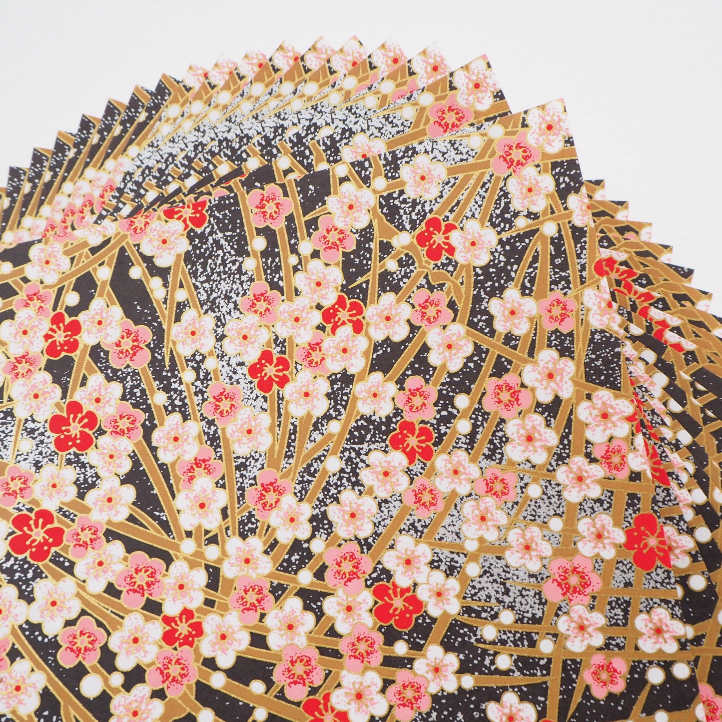 Paquet de 20 feuilles 14x14cm Papier Origami Yuzen Washi HZ-432 - Fleurs de Prune Blanc Rose Noir