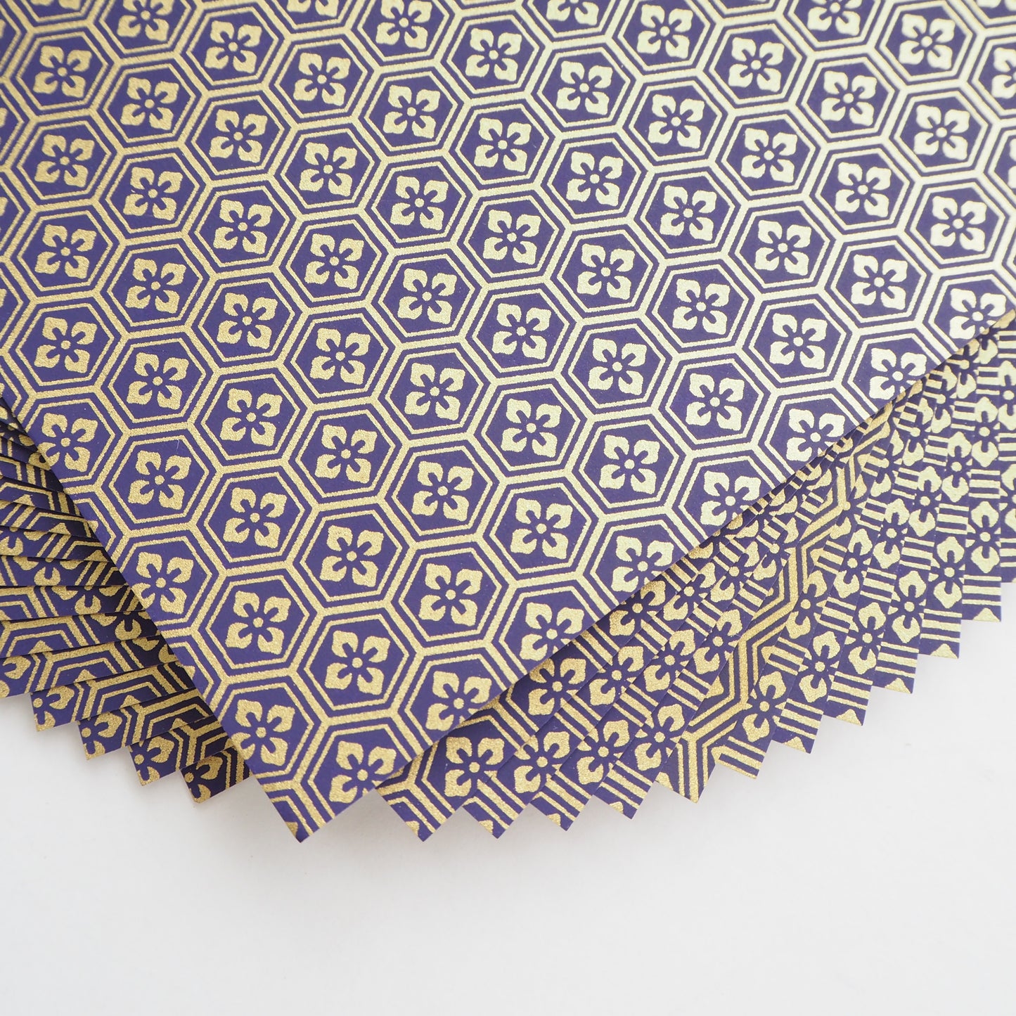 Paquete de 20 hojas de papel para origami Yuzen Washi de 14x14 cm HZ-106 - Flor de diamante de carey de oro púrpura