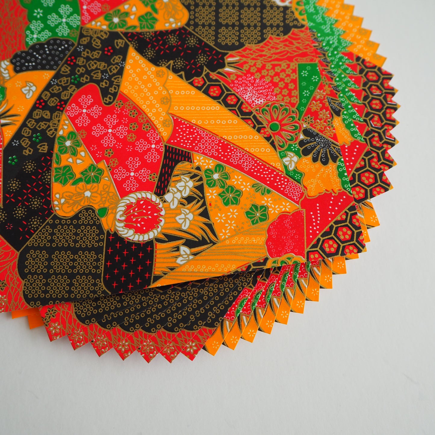 Paquete de 20 hojas de papel Yuzen Washi Origami de 14x14 cm HZ-515 - Patrones mixtos Naranja Rojo Verde