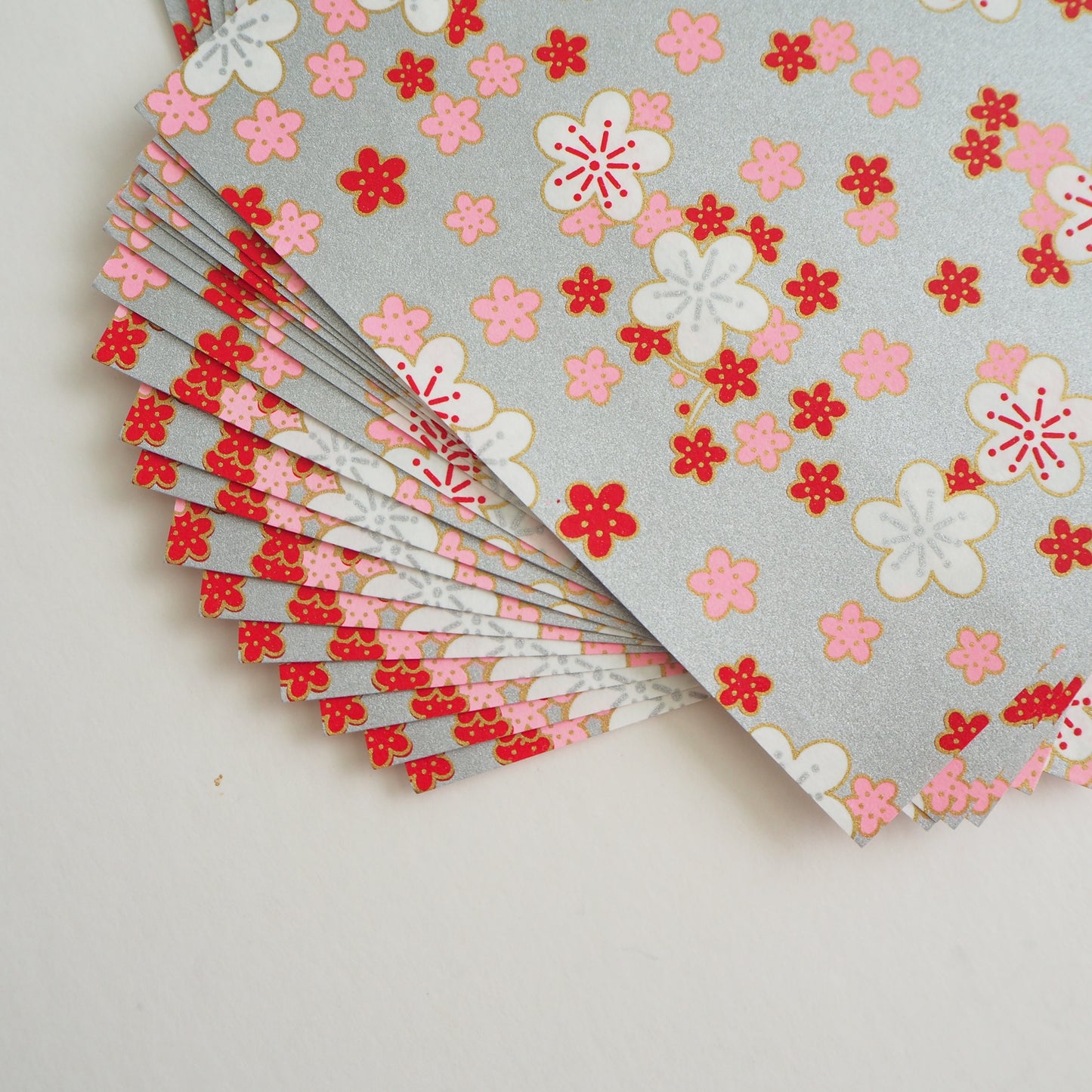 Paquete de 20 hojas de papel para origami Yuzen Washi de 14x14 cm HZ-491 - Flor de cerezo rosa roja plateada
