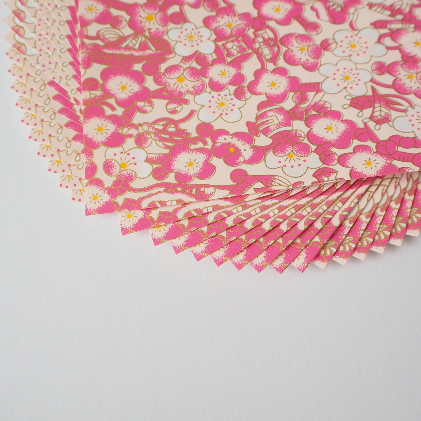 Paquete de 20 hojas de papel para origami Yuzen Washi de 14x14 cm HZ-481 - Flor de ciruelo nublada rosa
