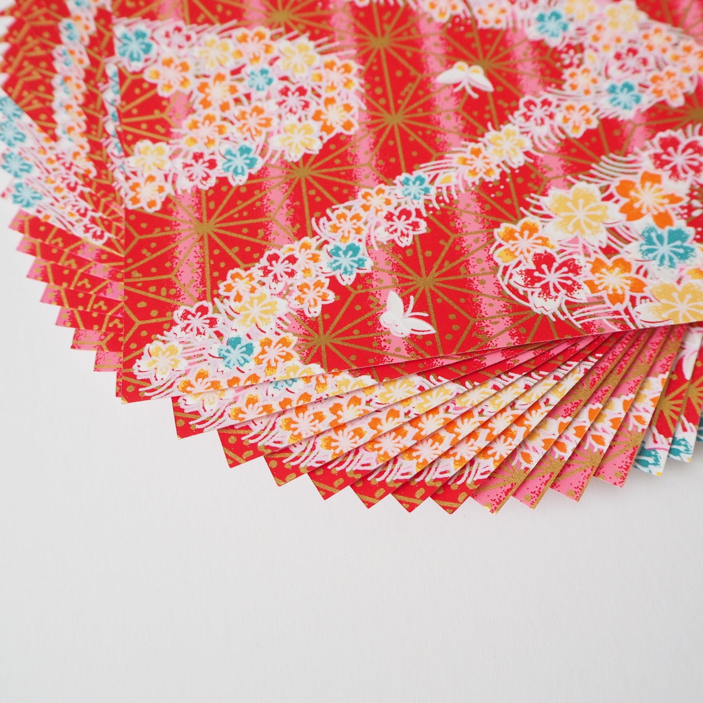 Paquete de 20 hojas de papel Yuzen Washi Origami HZ-480 de 14x14 cm - Flor de cerezo y mariposas