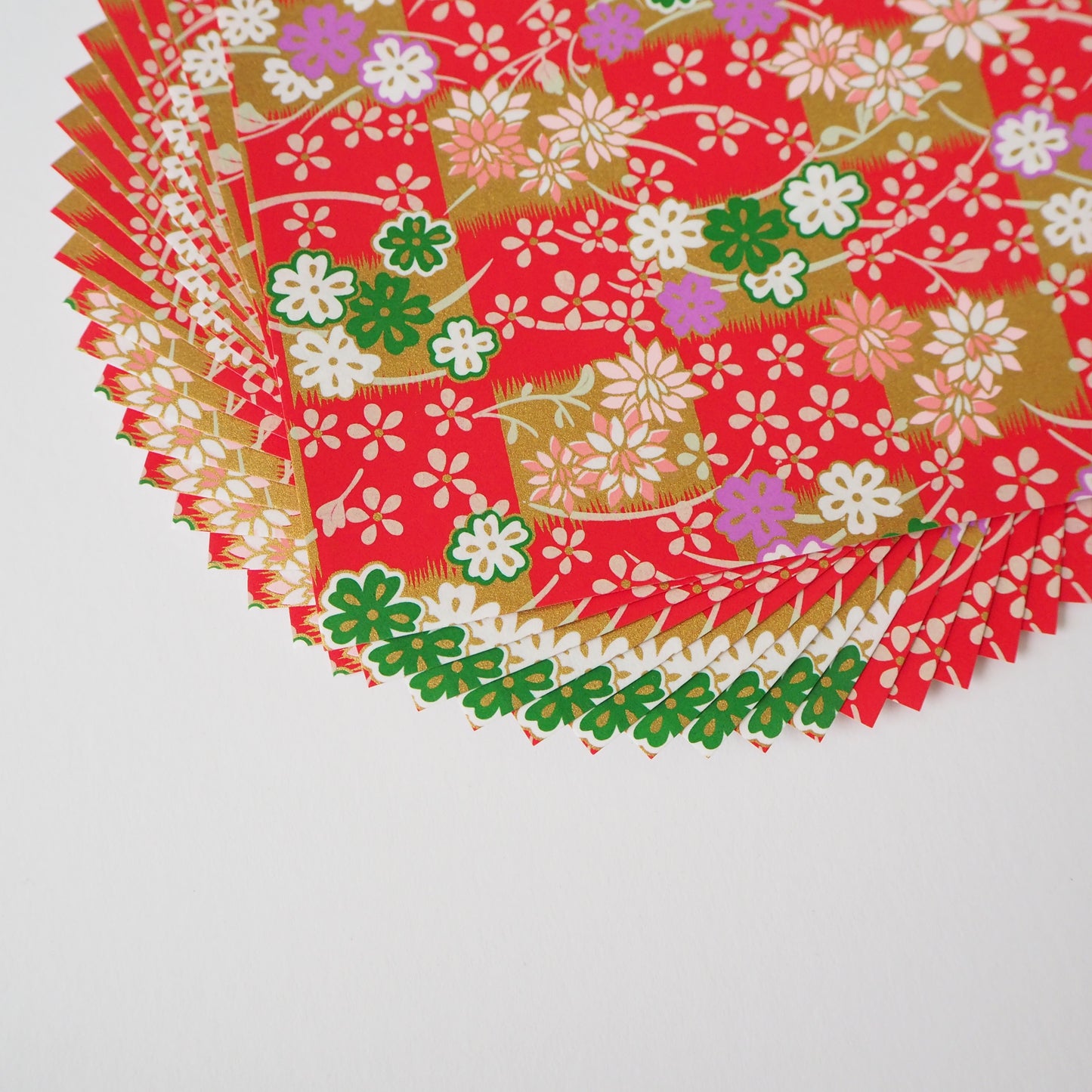 Paquete de 20 hojas de papel Yuzen Washi Origami de 14x14 cm HZ-478 - Sombra roja de flor de cerezo
