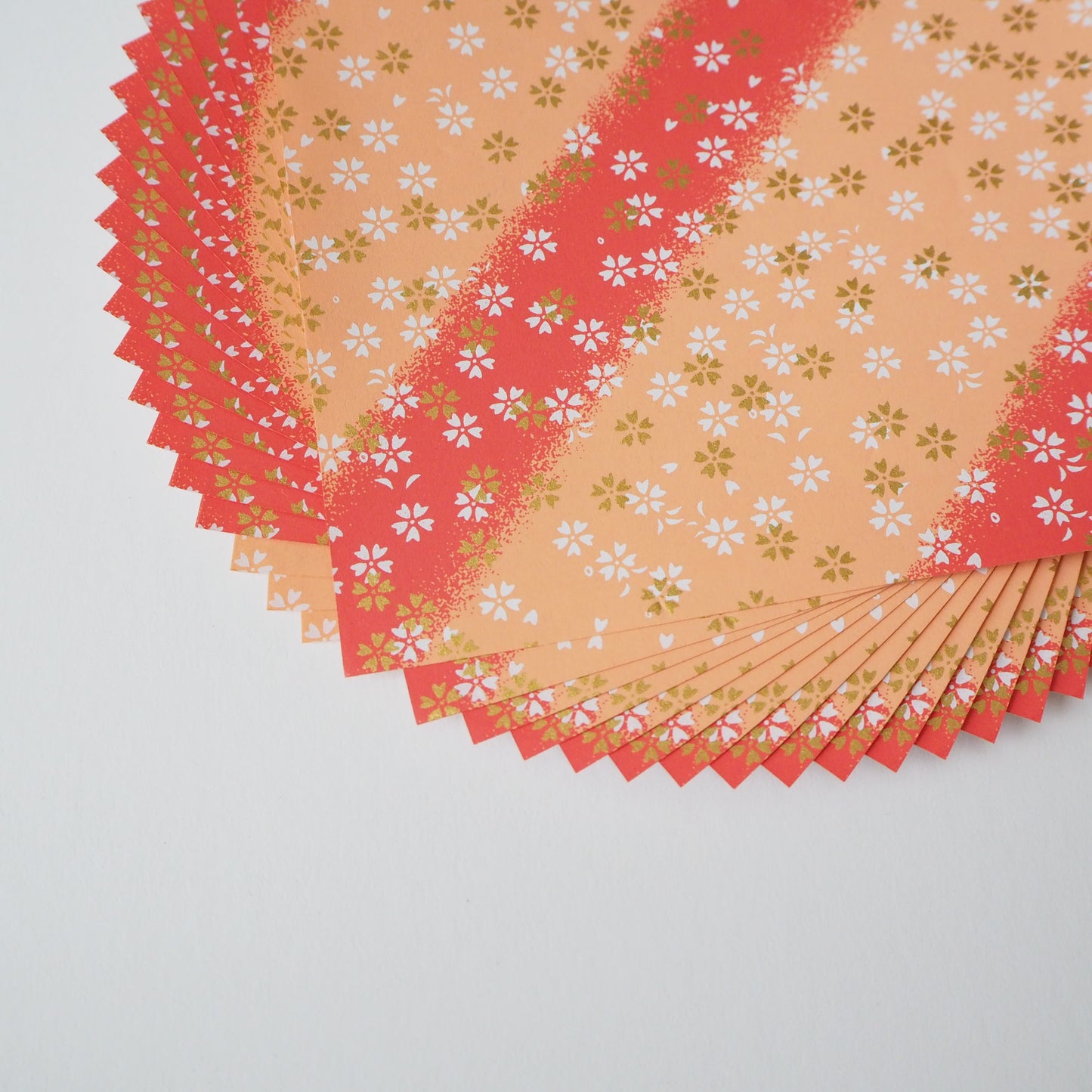 Paquete de 20 hojas de papel Yuzen Washi Origami de 14x14 cm HZ-469 - Rayas pequeñas en tonos naranja y flor de cerezo