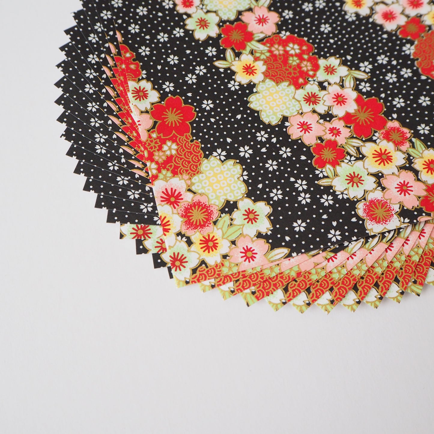 Paquete de 20 hojas de papel para origami Yuzen Washi de 14x14 cm HZ-466 - Flor de cerezo multicolor negro