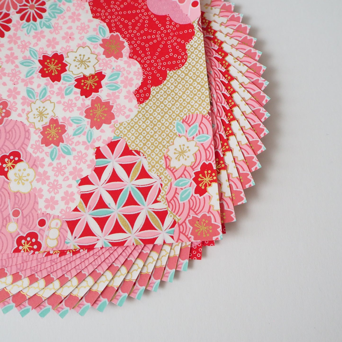 Paquete de 20 hojas de papel Yuzen Washi Origami de 14x14 cm HZ-461 - Patrones mixtos en nubes