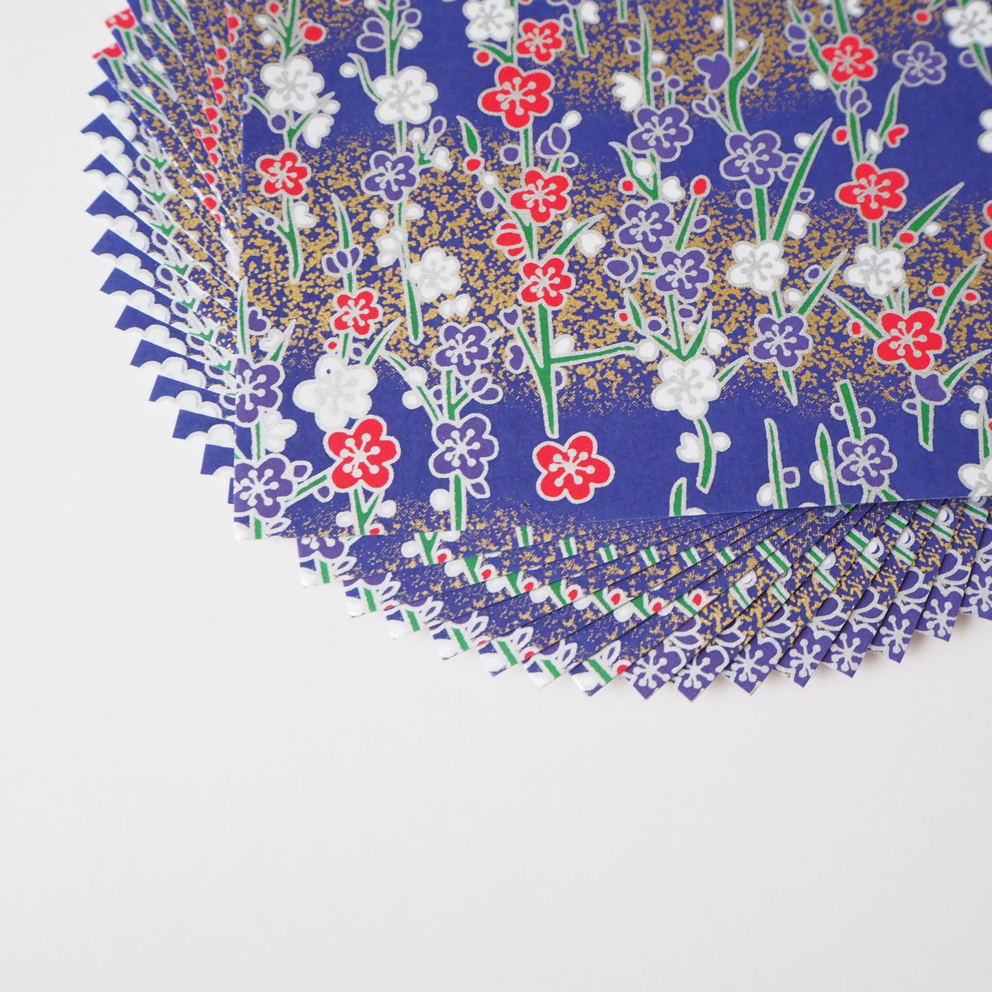 Paquete de 20 hojas de papel para origami Yuzen Washi de 14x14 cm HZ-459 - Ramas de ciruela plateadas, azul marino