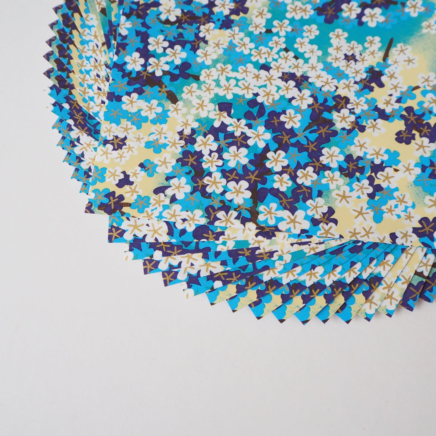 Paquet de 20 feuilles 14x14 cm papier origami Yuzen Washi HZ-458 fleurs de prunier blanc bleu