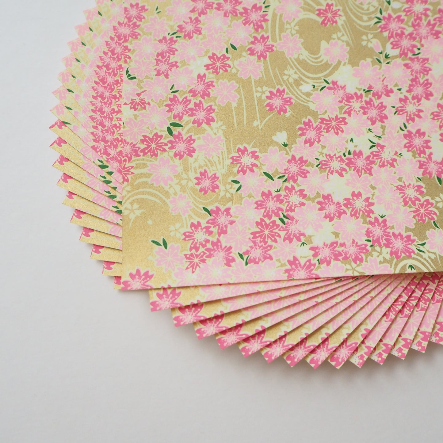 Paquete de 20 hojas de papel para origami Yuzen Washi de 14x14 cm HZ-492 - Flor de cerezo y agua corriente dorada