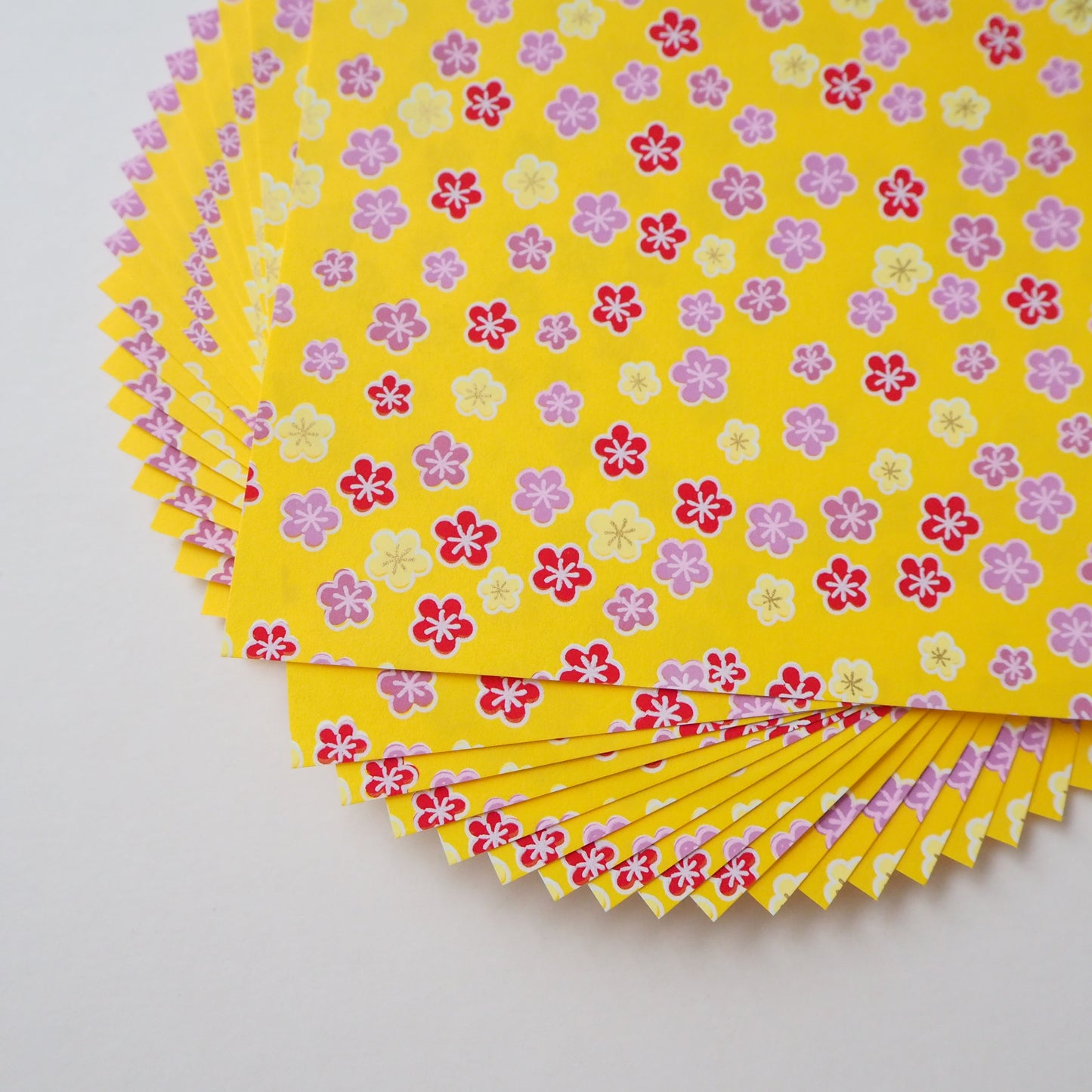 Paquete de 20 hojas de papel para origami Yuzen Washi de 14x14 cm HZ-498 - Flor de ciruelo amarillo vitamina