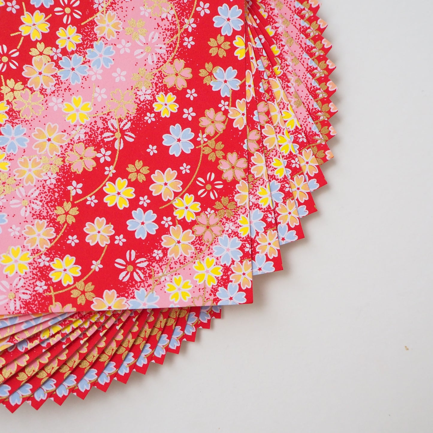 Paquete de 20 hojas de papel para origami Yuzen Washi de 14x14 cm HZ-501 - Gradación roja de flor de cerezo delineada