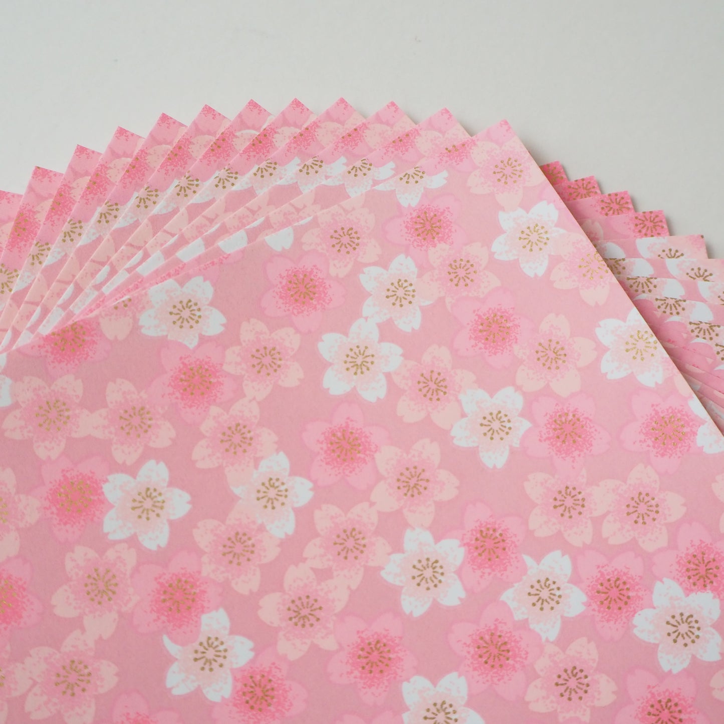 Paquete de 20 hojas de papel para origami Yuzen Washi de 14x14 cm HZ-504 - Flor de cerezo en tonos rosas