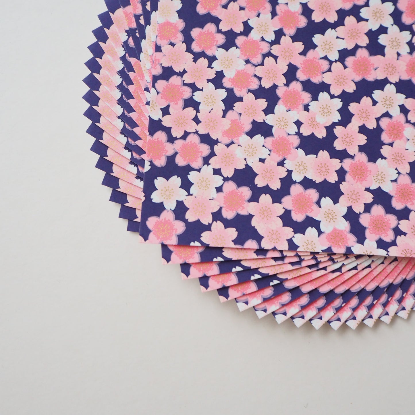 Paquete de 20 hojas de papel Yuzen Washi Origami de 14x14 cm HZ-505 - Tonos rosados Flor de cerezo Azul marino