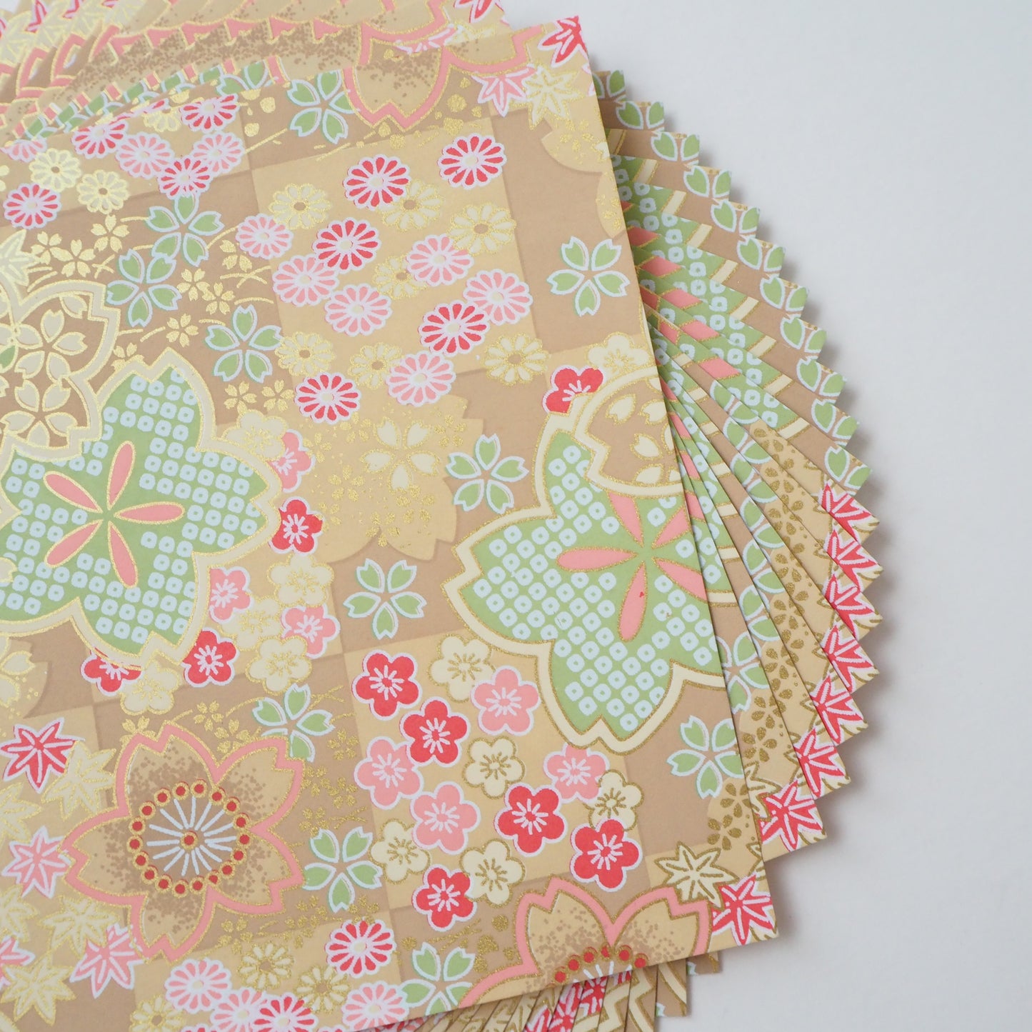 Paquete de 20 hojas de papel Yuzen Washi Origami de 14x14 cm HZ-508 - Patrones florales mixtos rosa marrón