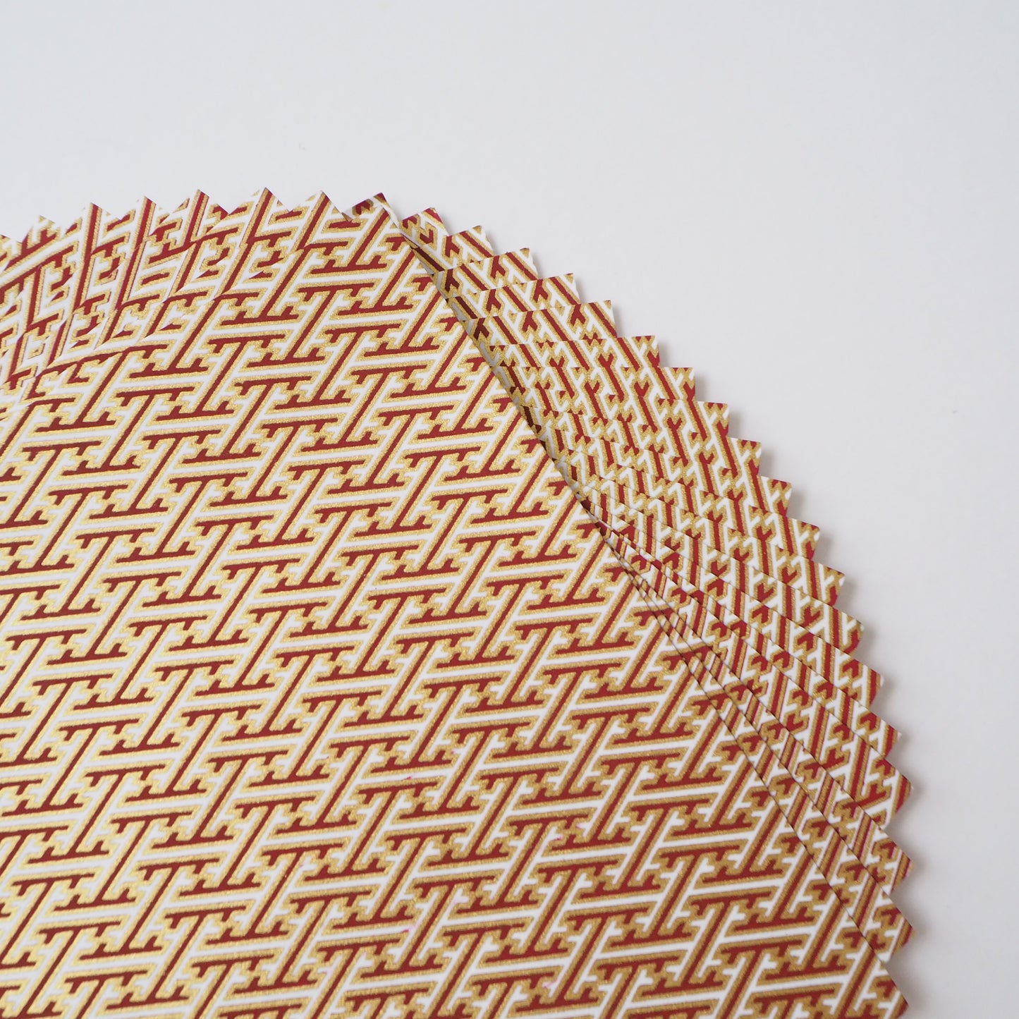 Paquete de 20 hojas de papel para origami Yuzen Washi de 14x14 cm HZ-510 - Sayagata marrón y blanco