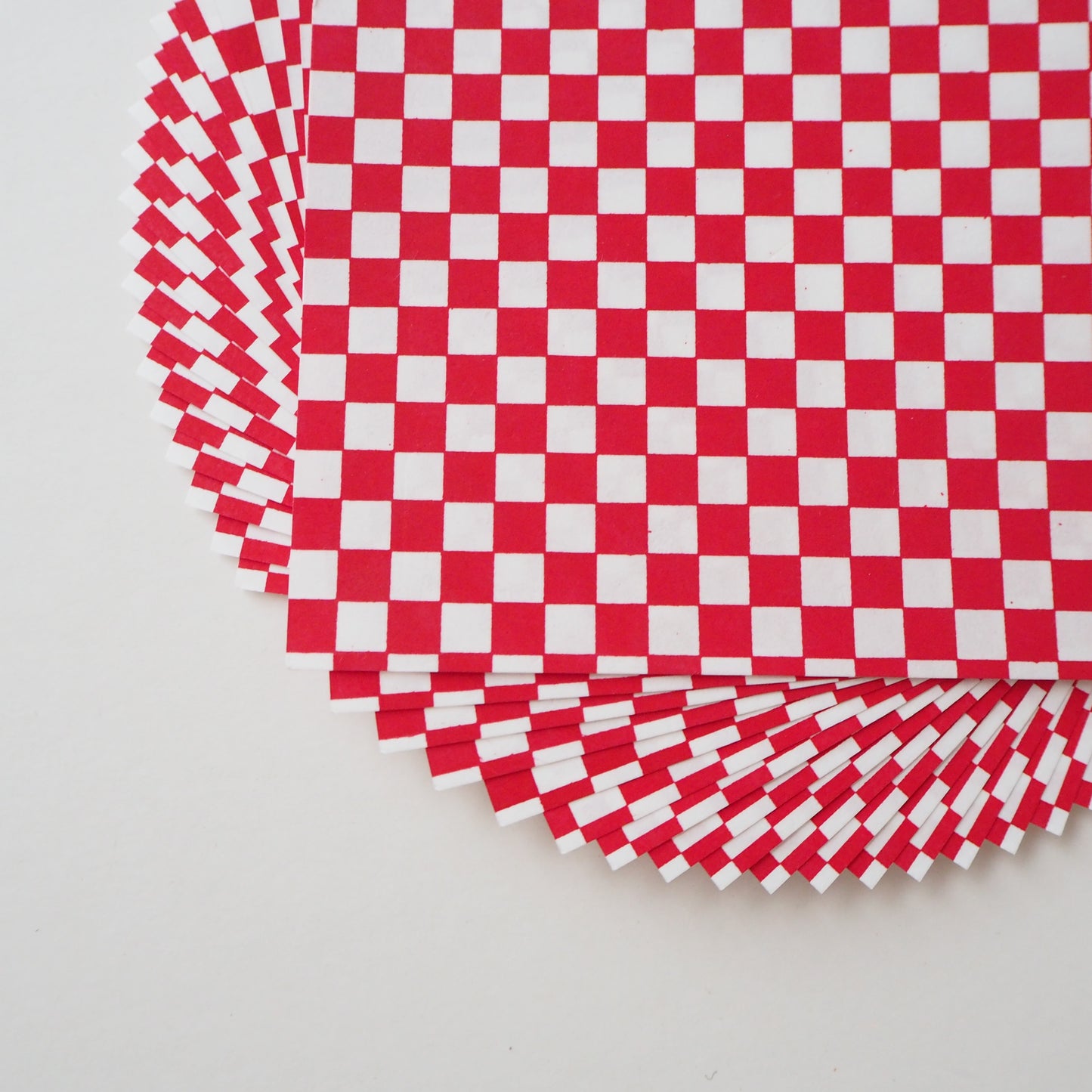 Paquete de 20 hojas de papel Yuzen Washi Origami de 14x14 cm HZ-511 - Tablero de ajedrez rojo y blanco