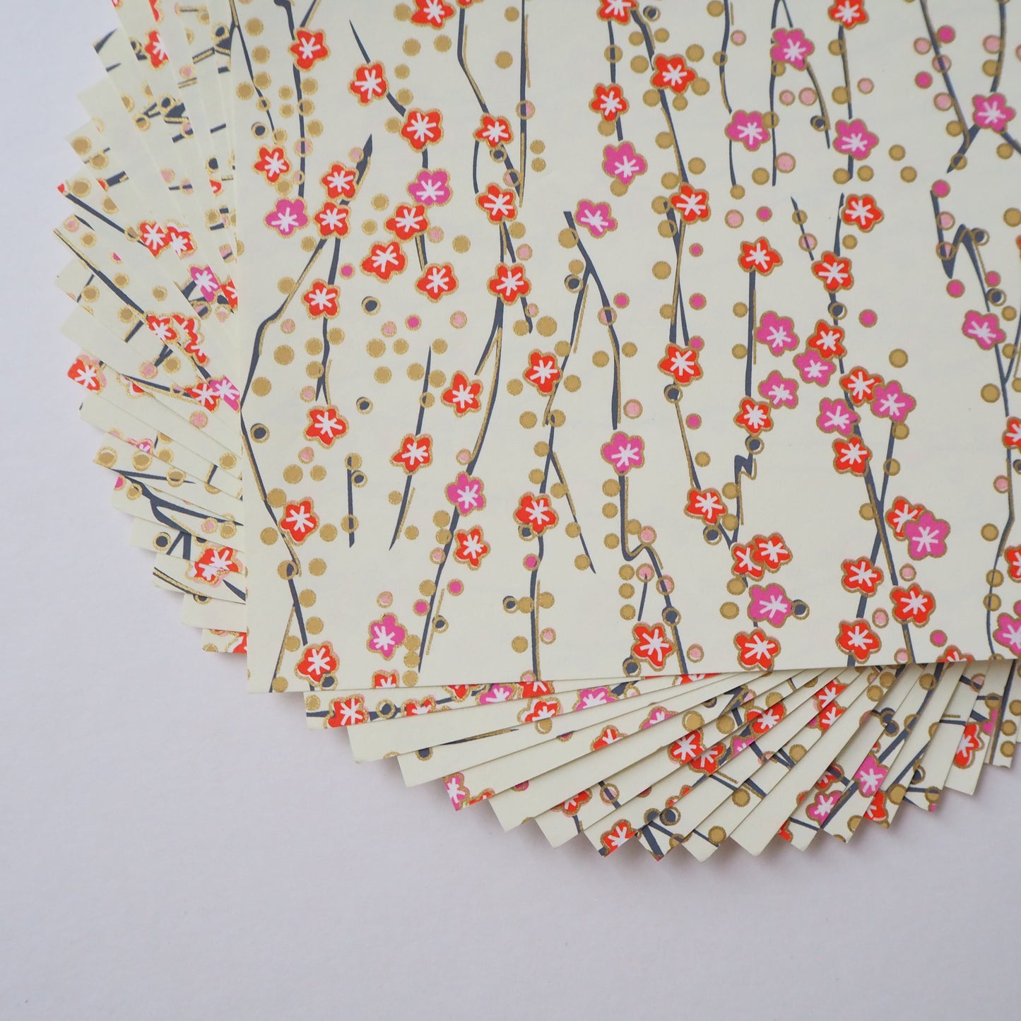 Paquete de 20 hojas de papel Yuzen Washi Origami HZ-410 de 14x14cm - Rojo, rosa, flores de ciruelo y amarillo