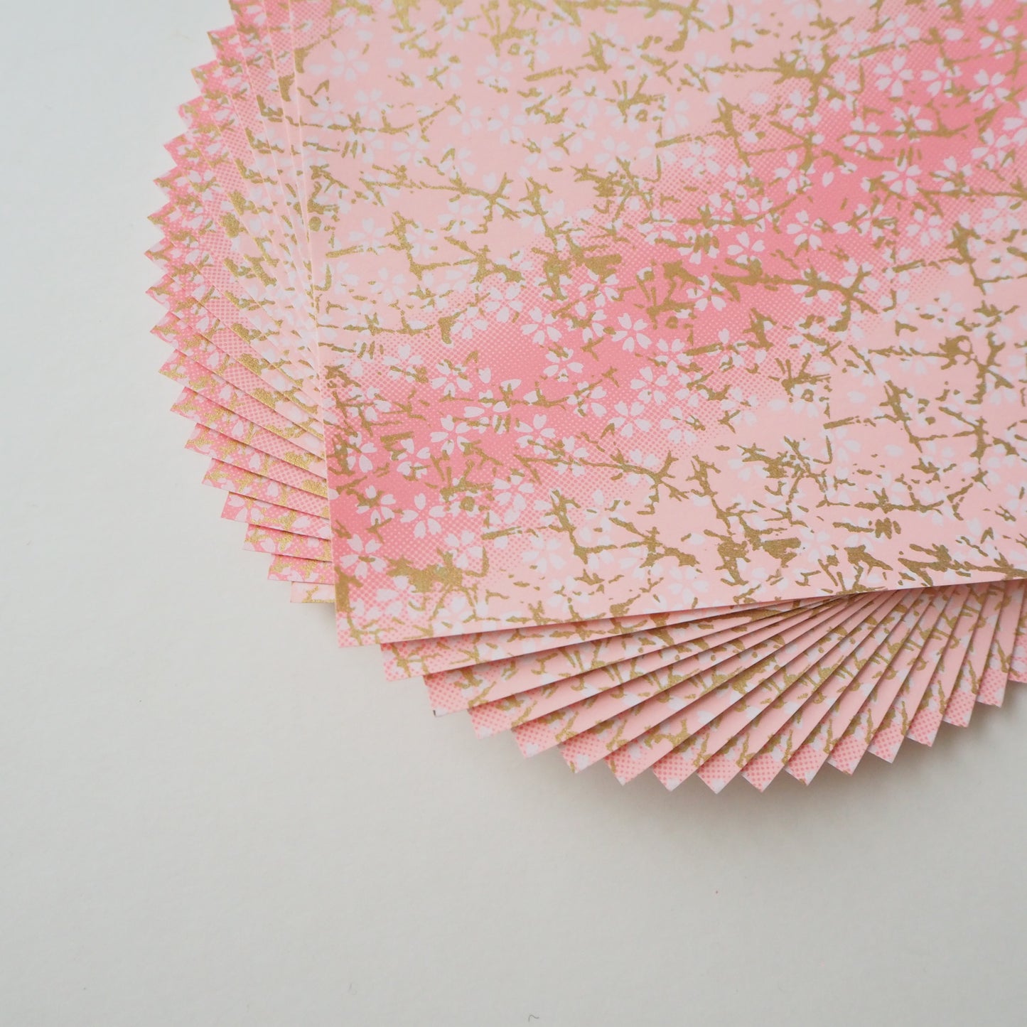 Paquet de 20 feuilles de papier origami Yuzen Washi 14x14cm HZ-380 - Petit dégradé rose fleur de cerisier