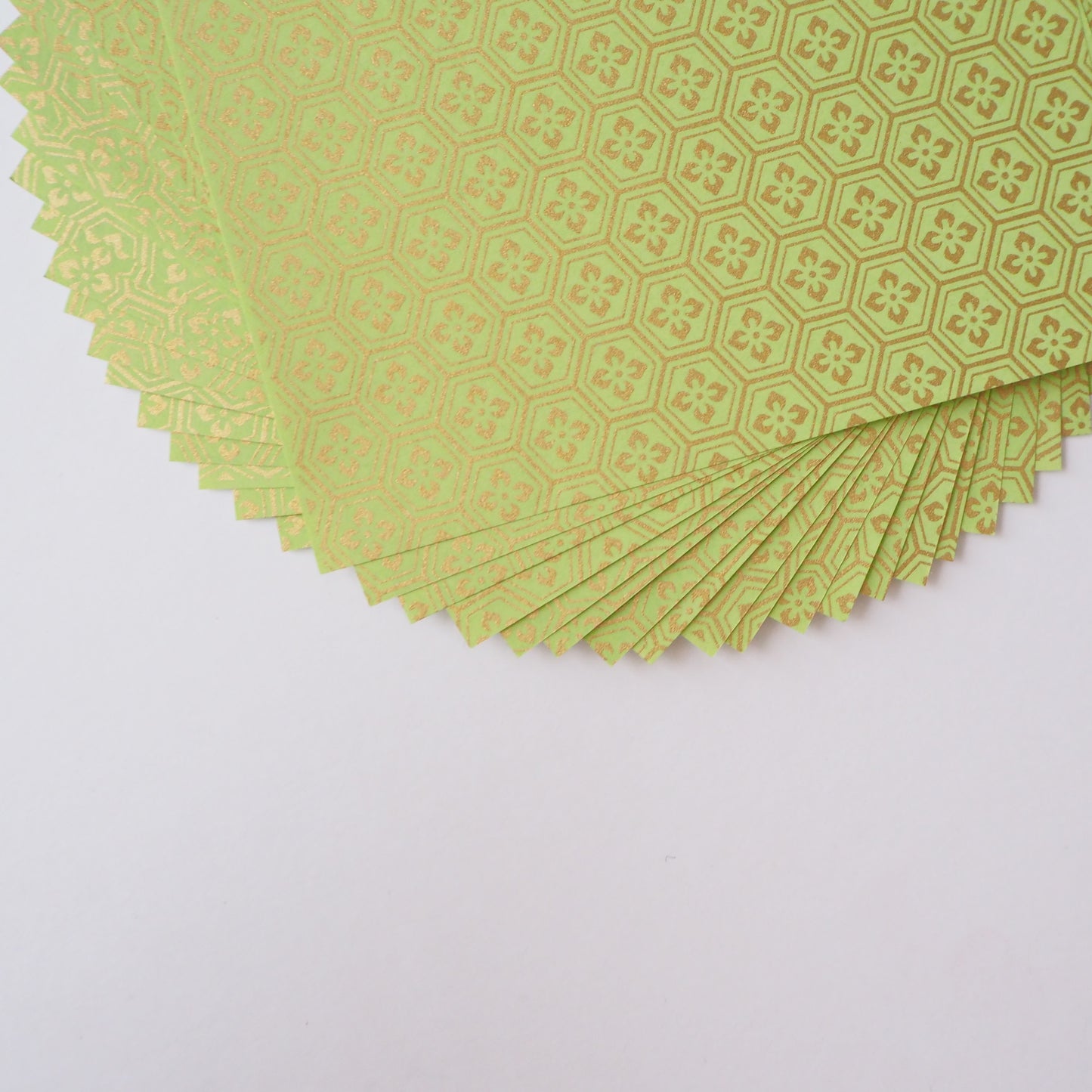 Paquet de 20 feuilles 14x14 cm papier origami Yuzen Washi HZ-381 - Fleur de diamant écaille de tortue or matcha