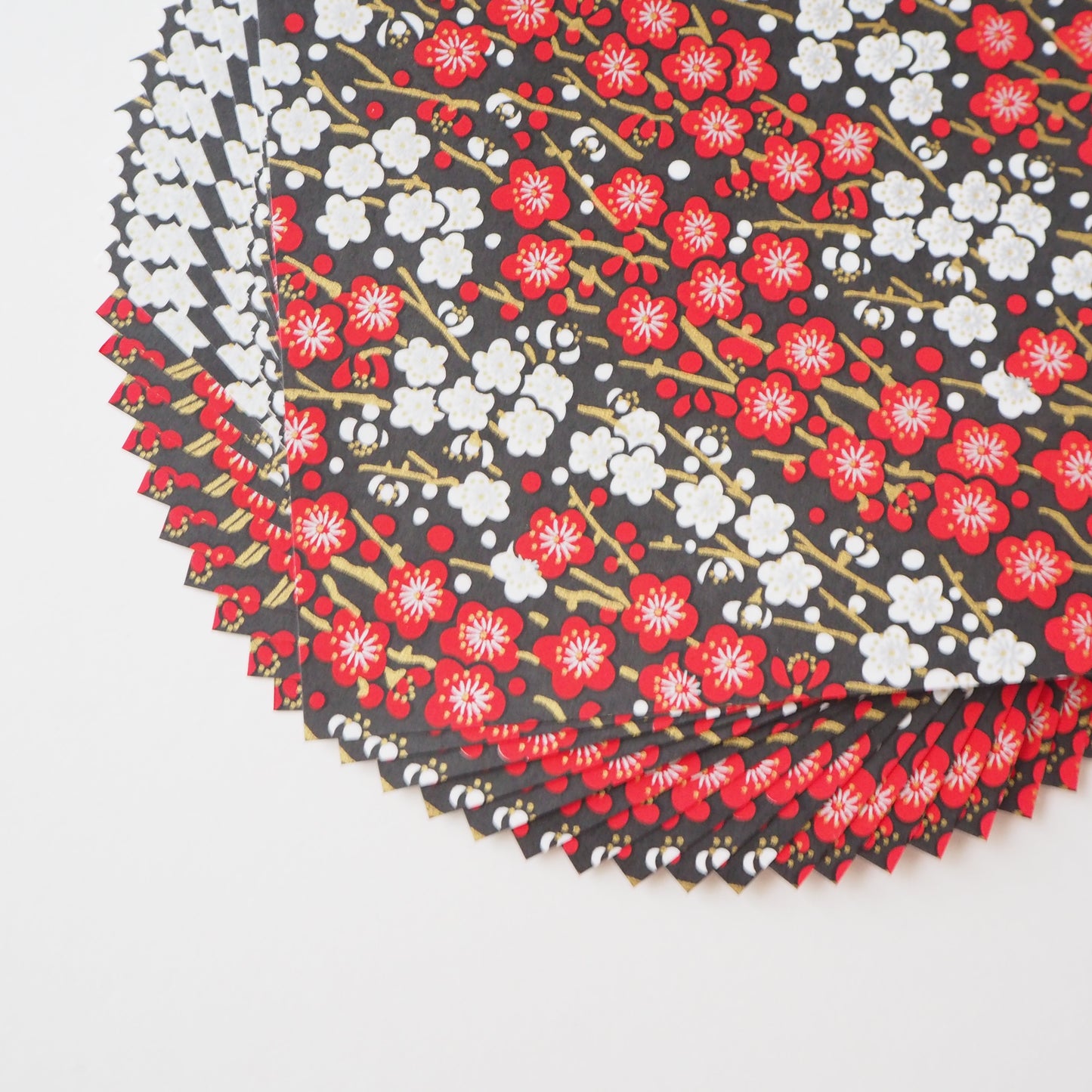 Paquete de 20 hojas de papel para origami Yuzen Washi de 14x14 cm HZ-382 - Flor de ciruelo blanca roja y negra