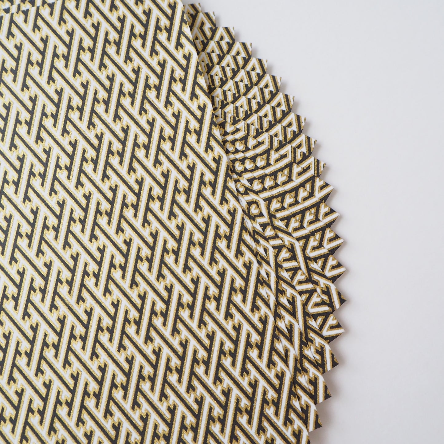 Paquete de 20 hojas de papel Yuzen Washi Origami HZ-385 de 14x14 cm - Sayagata blanco y negro