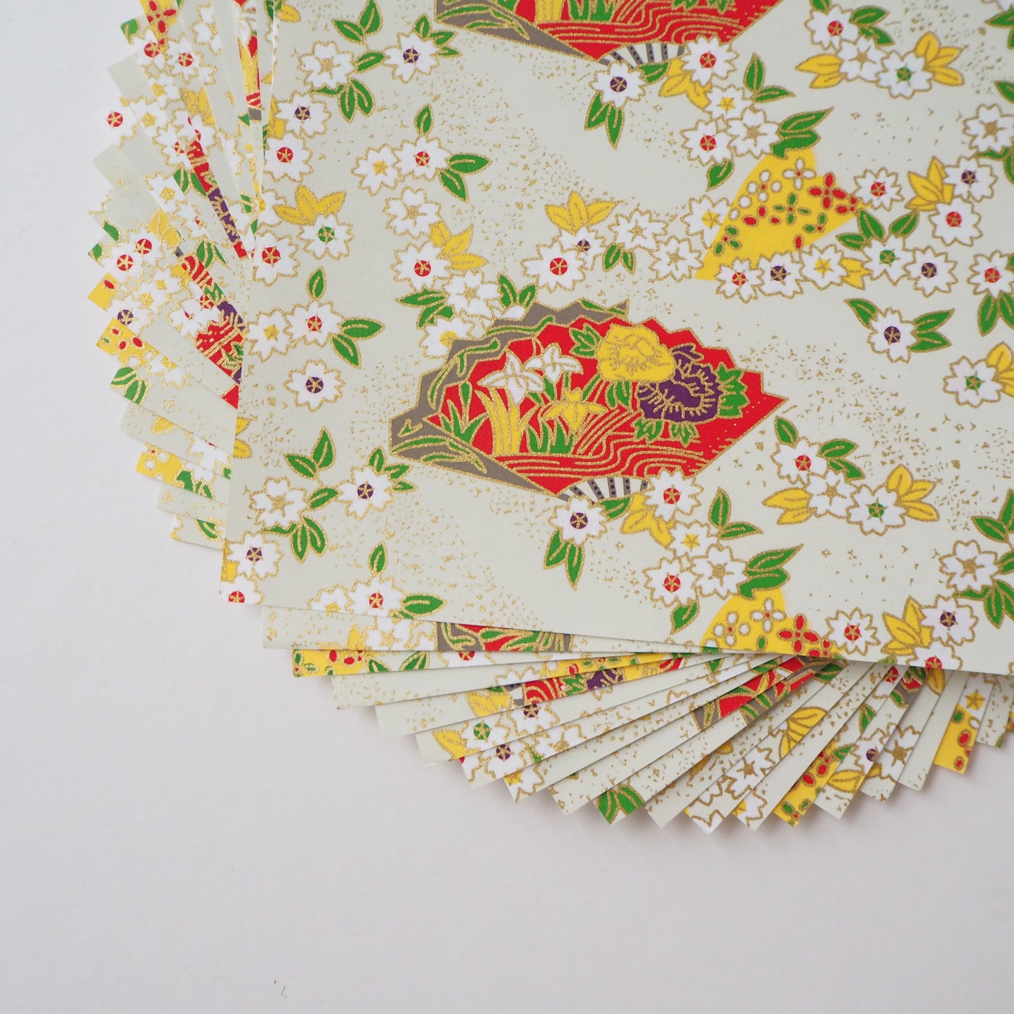 Paquet de 20 feuilles de papier origami Yuzen Washi 14x14cm HZ-388 - Fleurs de cerisier et éventails floraux vert pâle