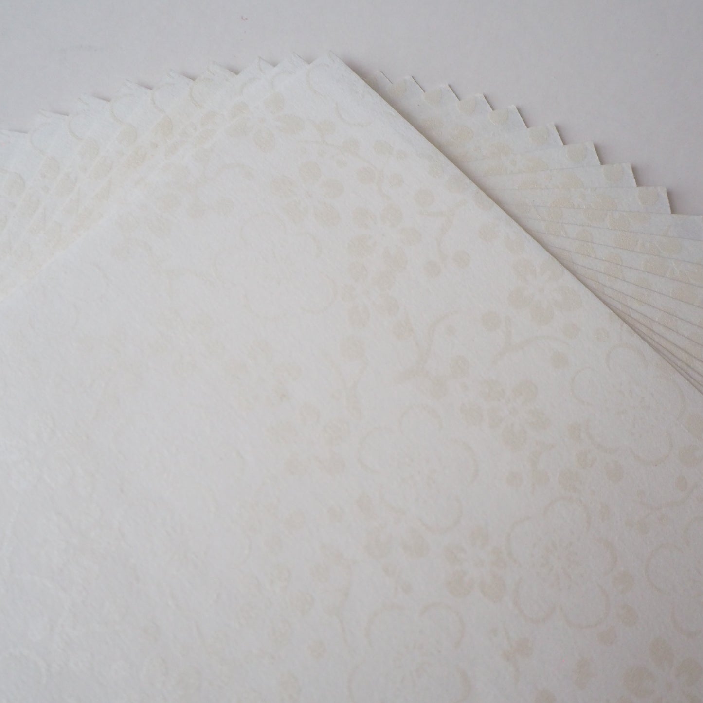 Paquete de 20 hojas de papel para origami Yuzen Washi de 14x14 cm HZ-389 - Flores de ciruelo Cutie Lady color blanco plateado