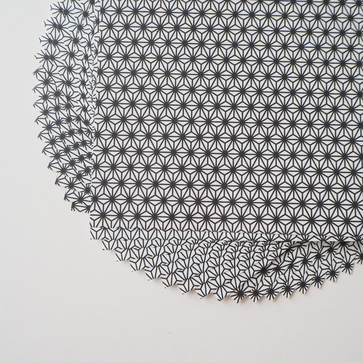 Paquete de 20 hojas de papel Yuzen Washi Origami de 14x14 cm HZ-399 - Hoja de cáñamo negra