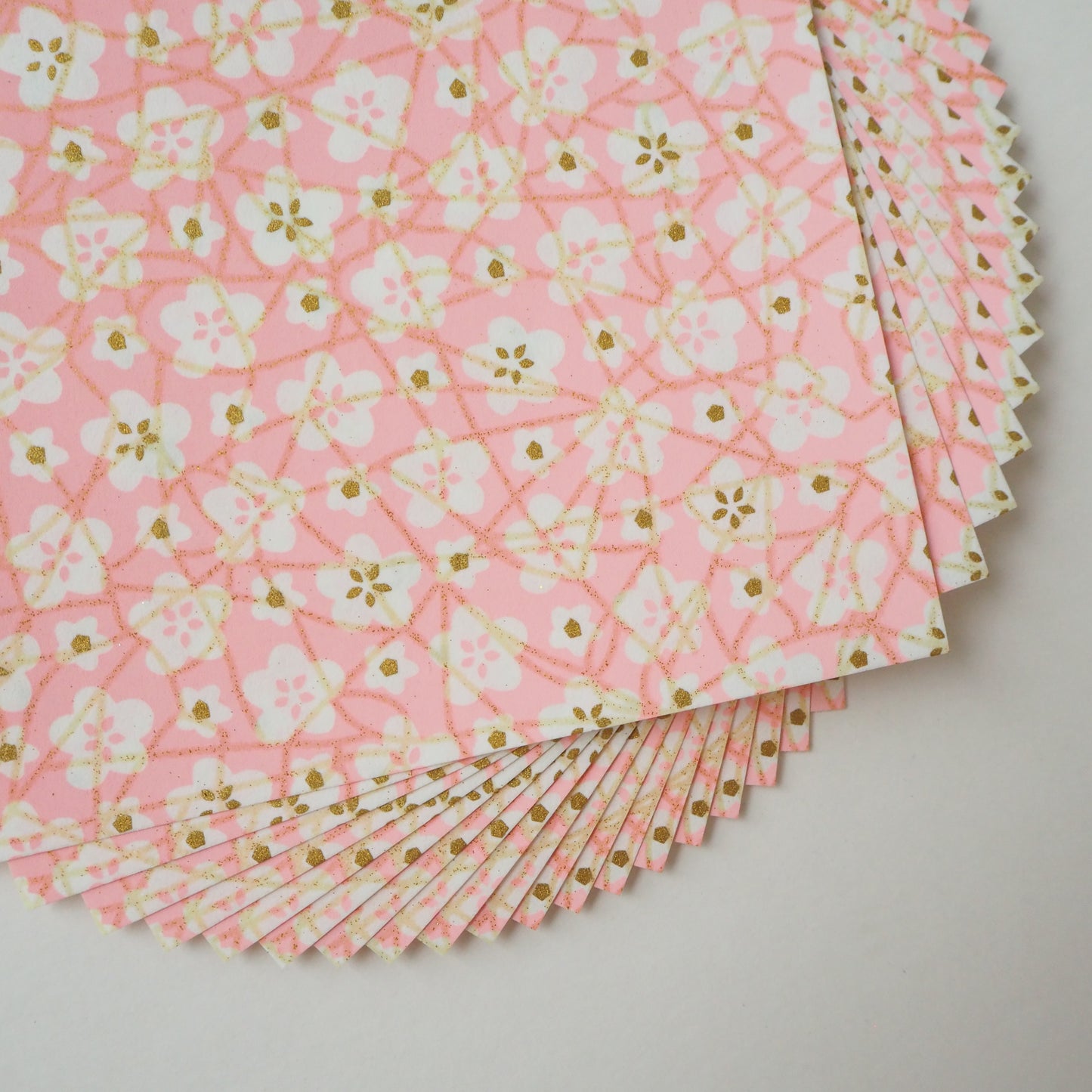 Paquete de 20 hojas de papel para origami Yuzen Washi de 14x14 cm HZ-408 - Flores de ciruela blancas y rosas