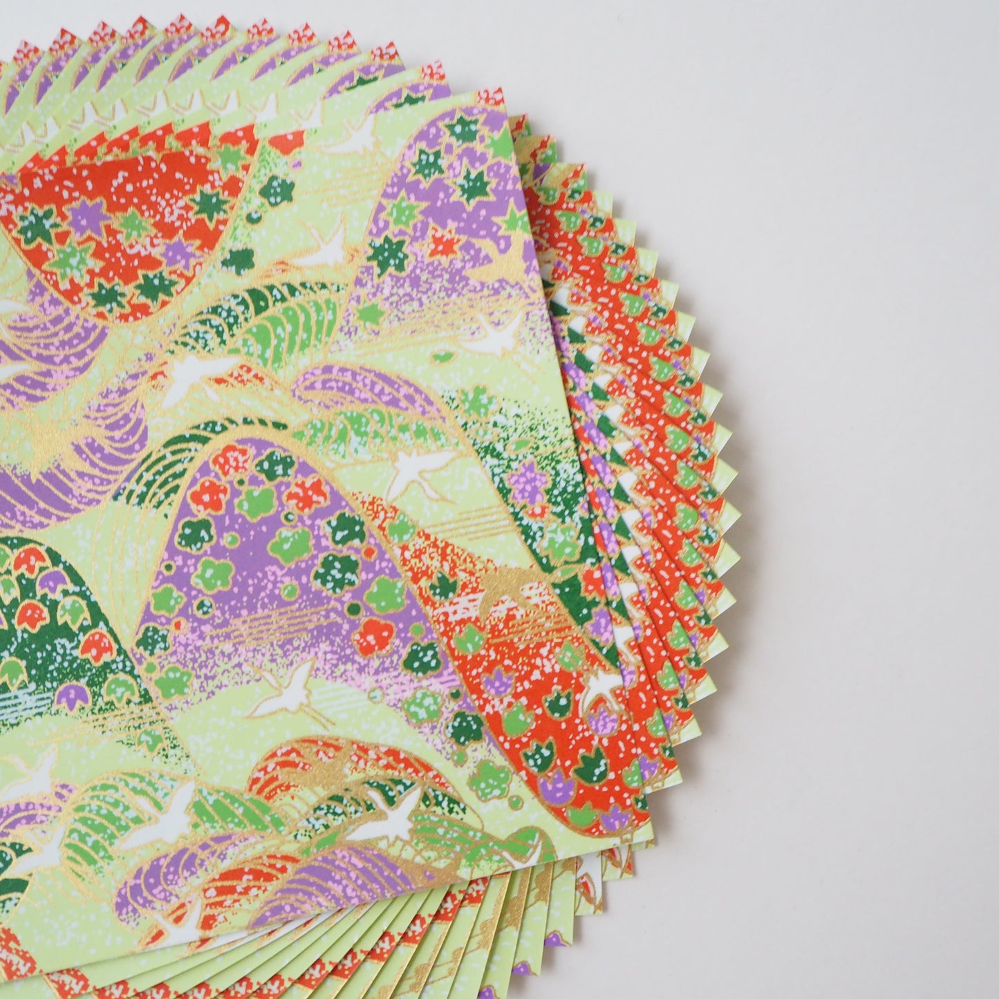 Paquete de 20 hojas de papel Yuzen Washi Origami de 14x14 cm HZ-441 - Grúas cruzando montañas verde