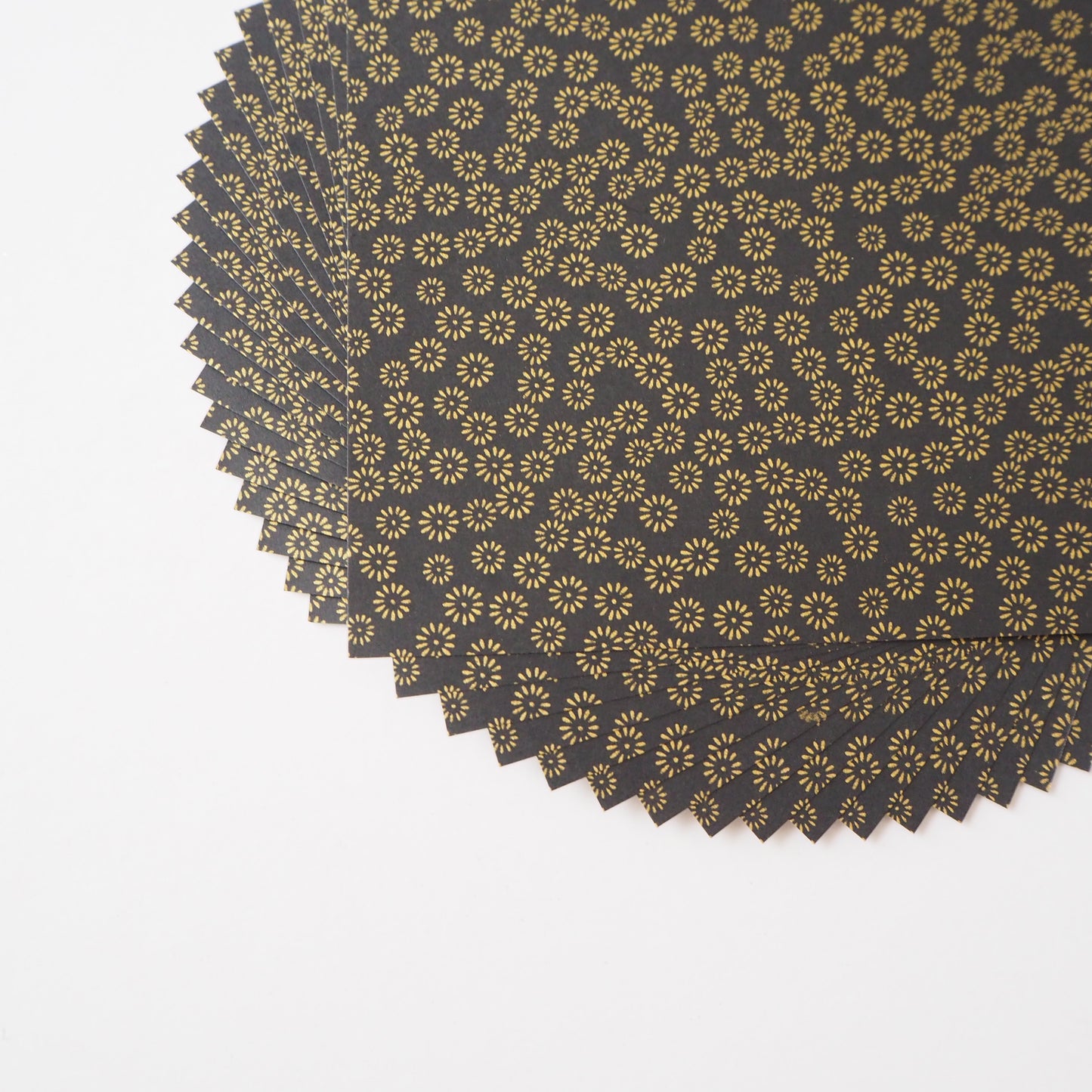 Paquet de 20 feuilles de papier origami Yuzen Washi 14x14 cm HZ-445 - Petit chrysanthème noir