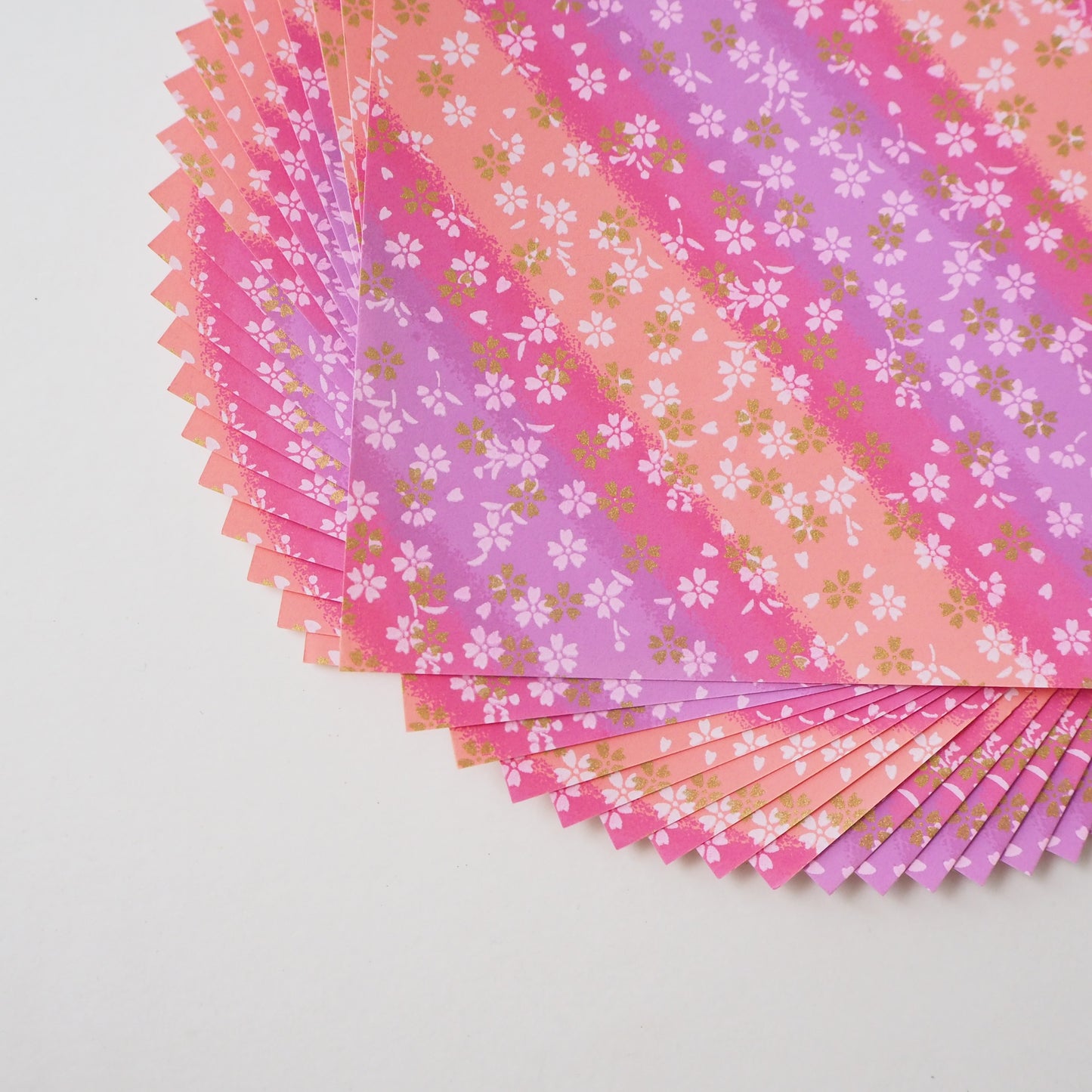 Paquete de 20 hojas de papel Yuzen Washi Origami de 14x14 cm HZ-447 - Rayas pequeñas en tonos morados y flores de cerezo