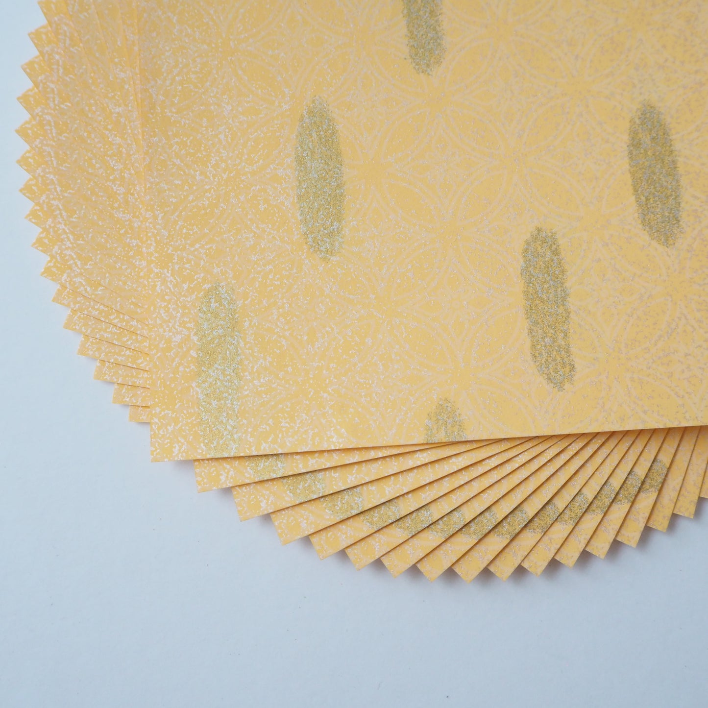 Paquete de 20 hojas de papel Yuzen Washi Origami de 14x14 cm HZ-451 - Shippou Circle Shade Orange