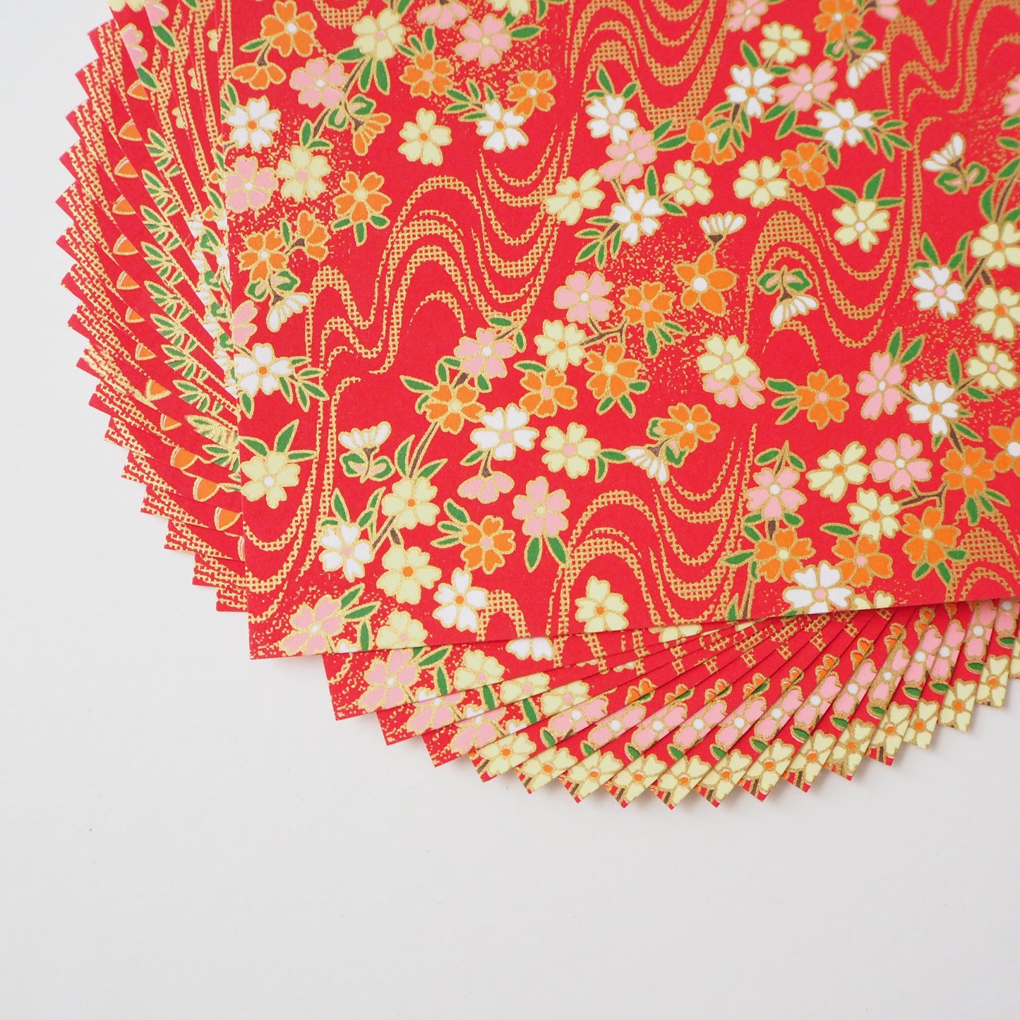 Paquete de 20 hojas de papel para origami Yuzen Washi de 14x14 cm HZ-455 - Flor de cerezo y agua corriente roja