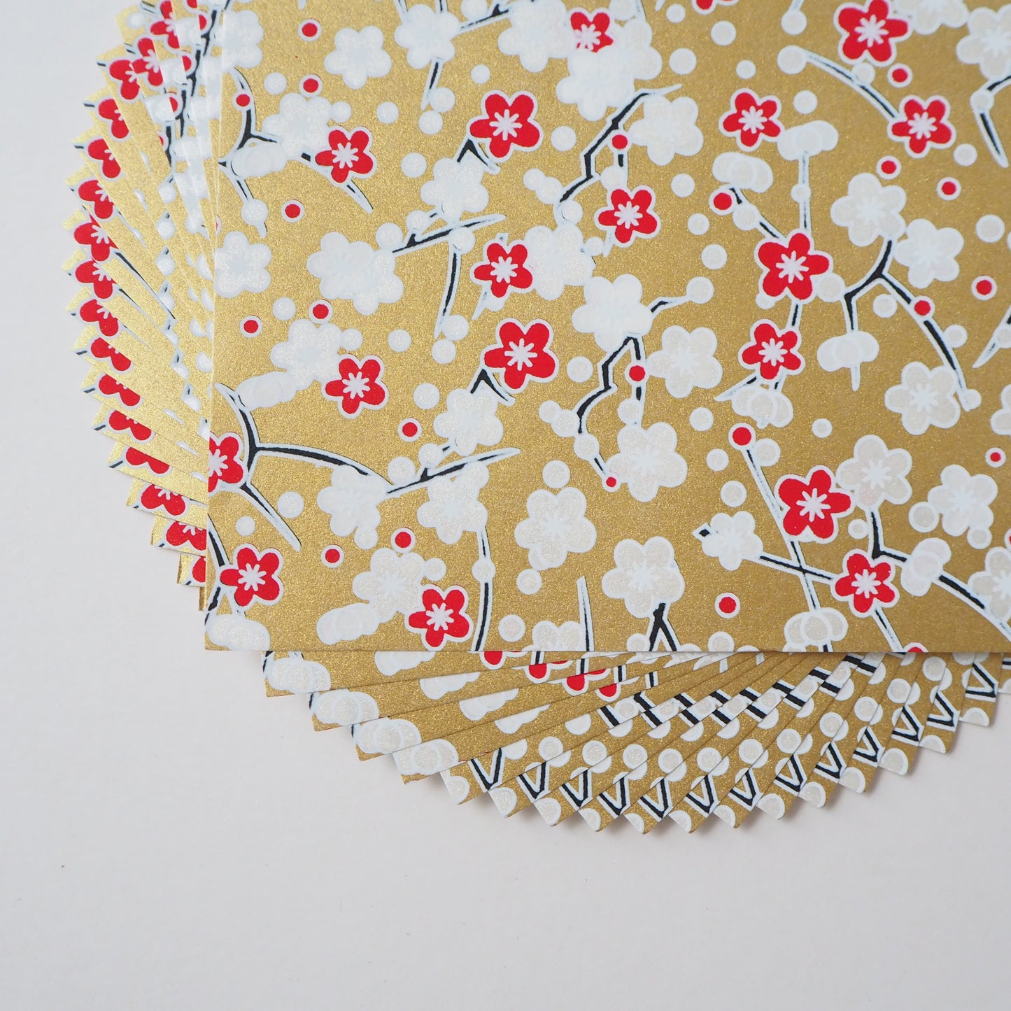 Paquete de 20 hojas de papel para origami Yuzen Washi de 14x14 cm HZ-413 - Flores de ciruelo blancas rojas y doradas