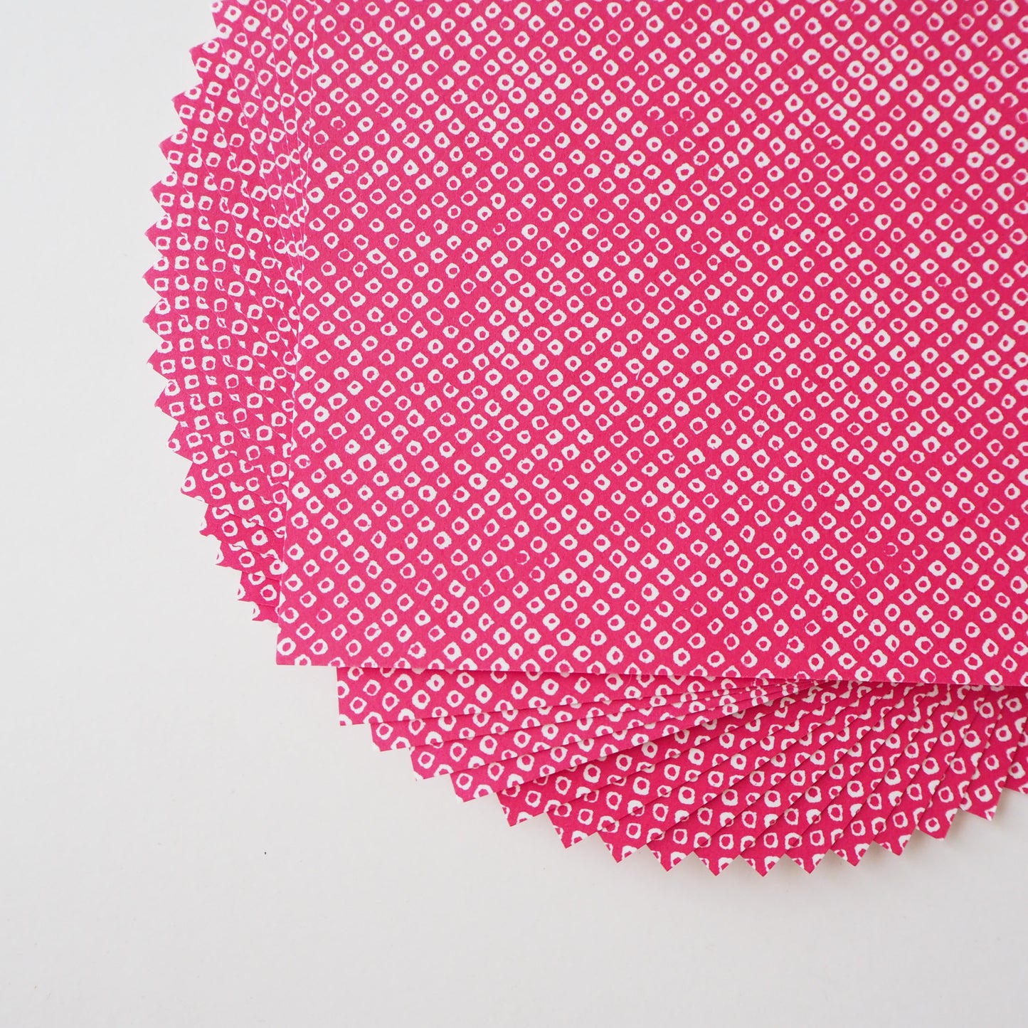 Paquete de 20 hojas de papel para origami Yuzen Washi de 14x14 cm HZ-326 - Manchas de ciervo frambuesa