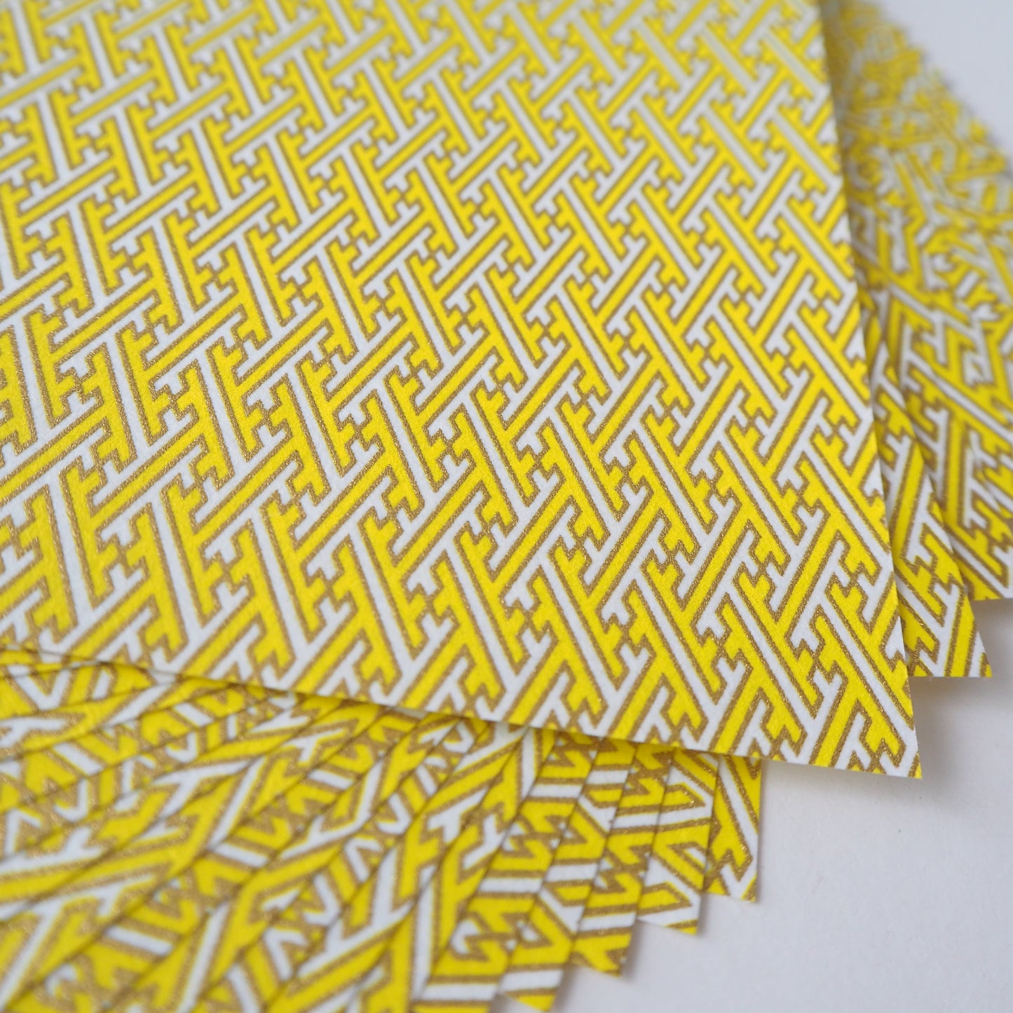 Paquete de 20 hojas de papel Yuzen Washi Origami de 14x14 cm HZ-377 - Sayagata amarillo y blanco
