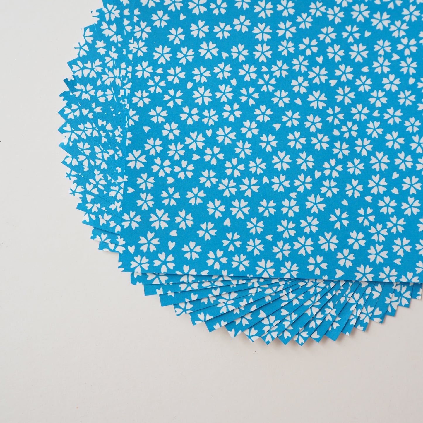 Paquete de 20 hojas de papel Yuzen Washi Origami de 14x14 cm HZ-362 - Flor de cerezo azul cerúleo