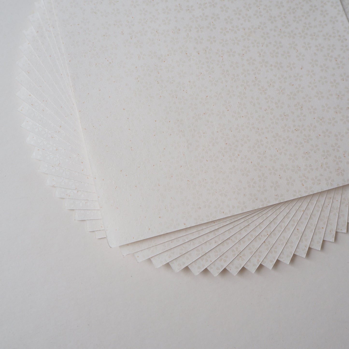 Paquete de 20 hojas de papel Yuzen Washi Origami de 14x14 cm HZ-349 - Flor de cerezo plateada pequeña