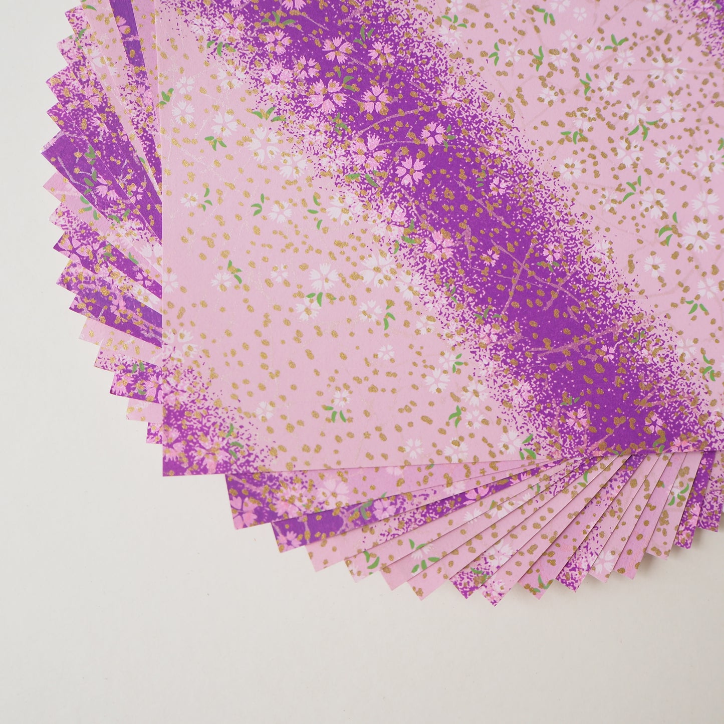 Paquete de 20 hojas de papel para origami Yuzen Washi de 14x14 cm HZ-346 - Sombra morada de flor de cerezo
