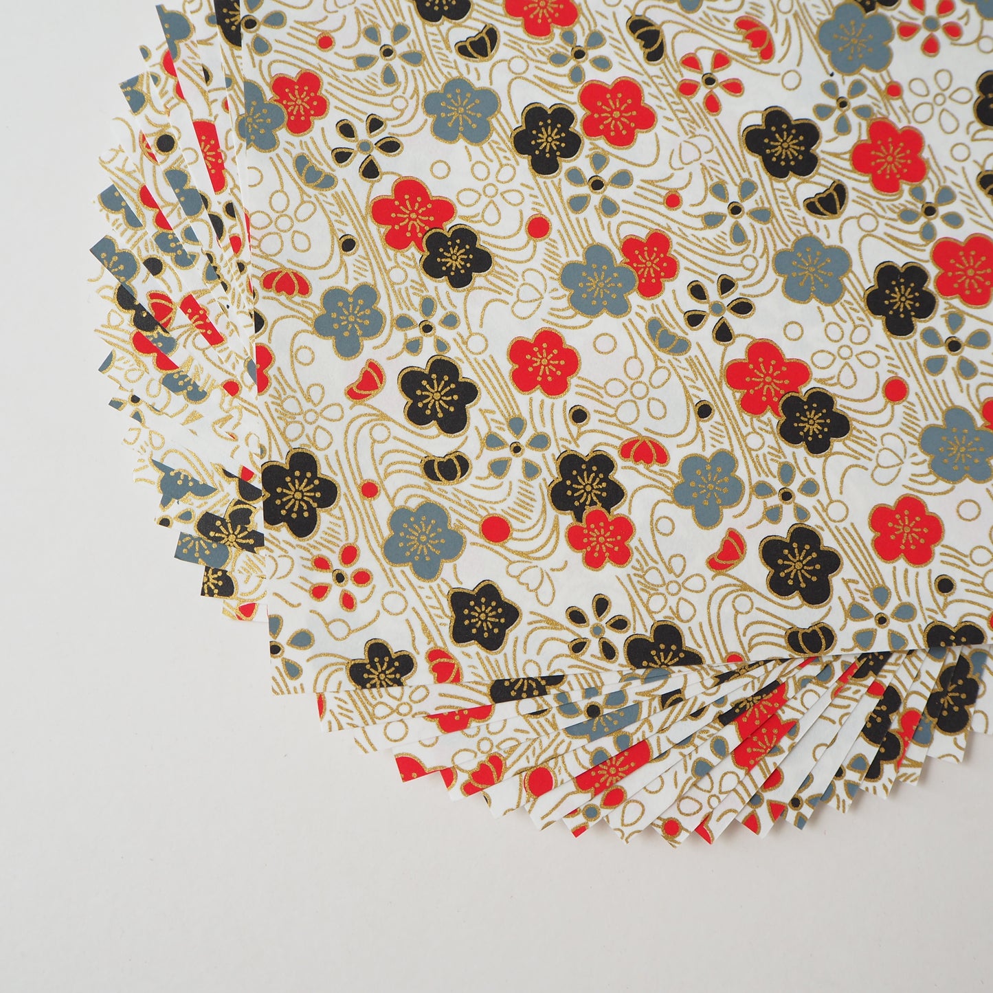 Paquete de 20 hojas de papel para origami Yuzen Washi de 14x14 cm HZ-341 - Flores de ciruelo y agua corriente